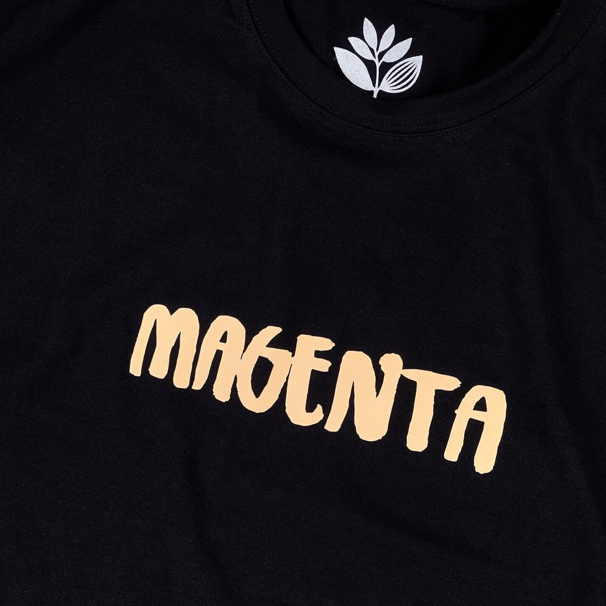 https://admin.plaze-shop.de/wp-content/uploads/2022/04/Magenta_OG_Brush_Tee_black_plaze-shop_2.jpg