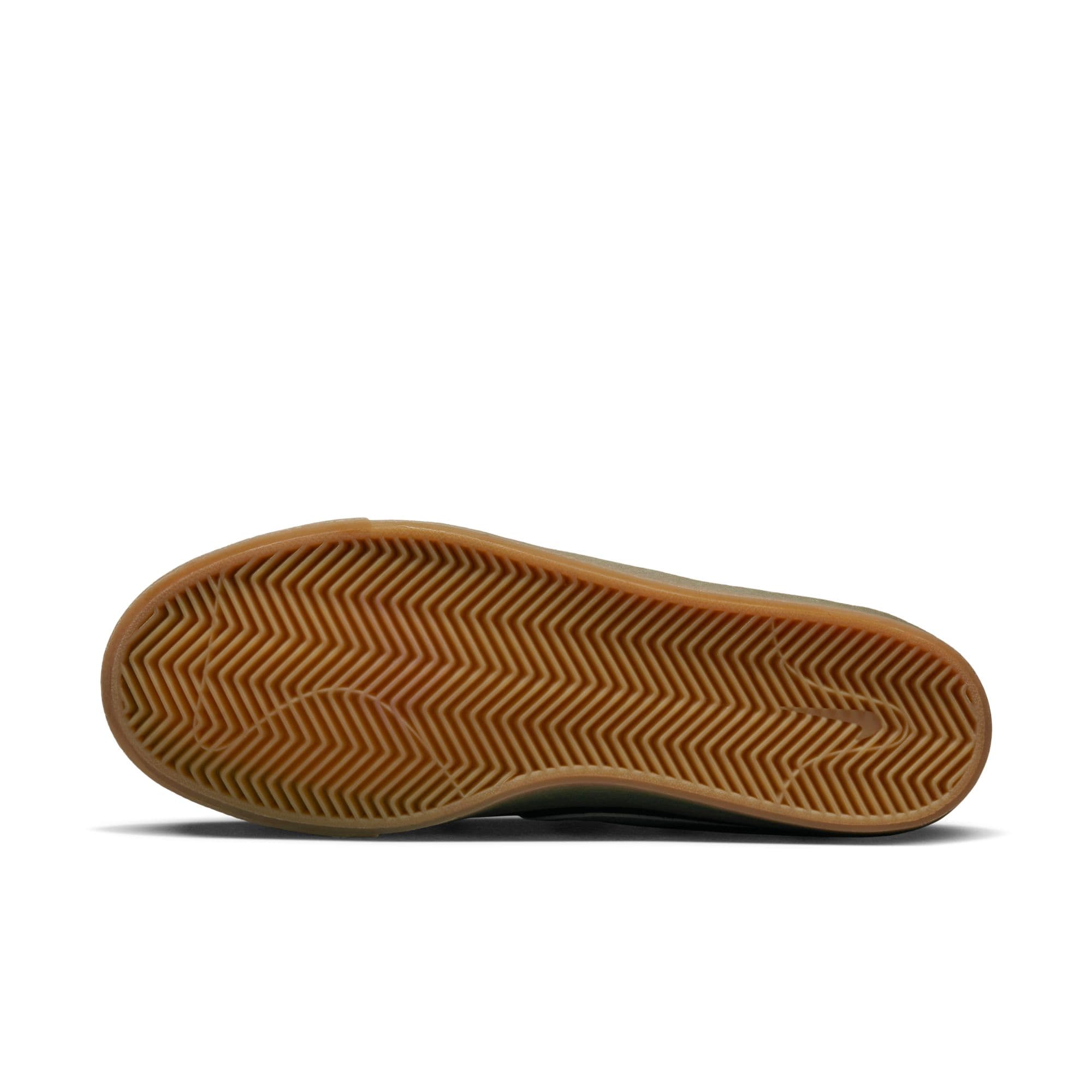 https://admin.plaze-shop.de/wp-content/uploads/2022/11/NikeSB_Bruin_High_DR0126-002_plaze-9.jpeg