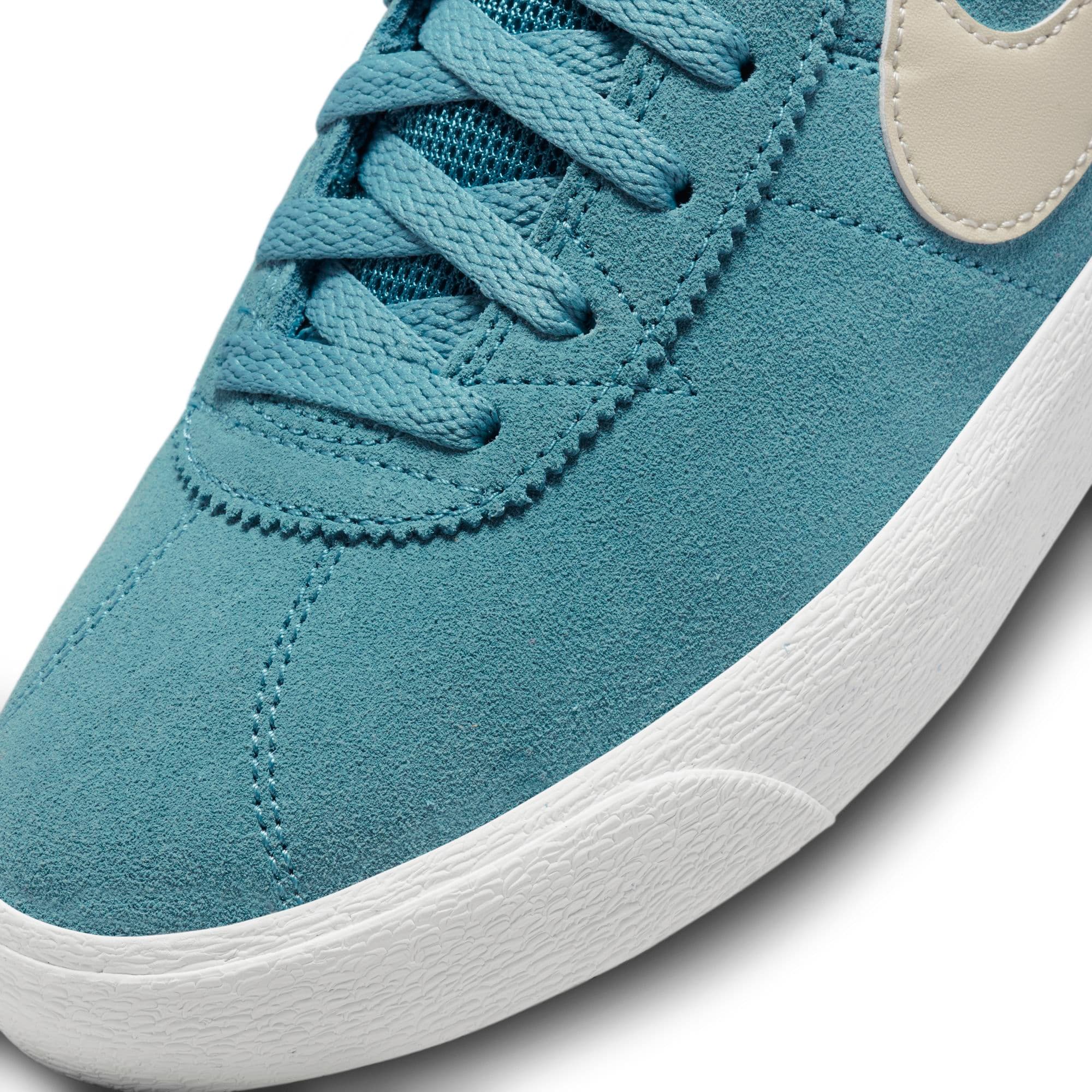 https://admin.plaze-shop.de/wp-content/uploads/2022/12/NikeSB_Bruin_Hi_DR0126-400_plaze-shop_3.jpeg