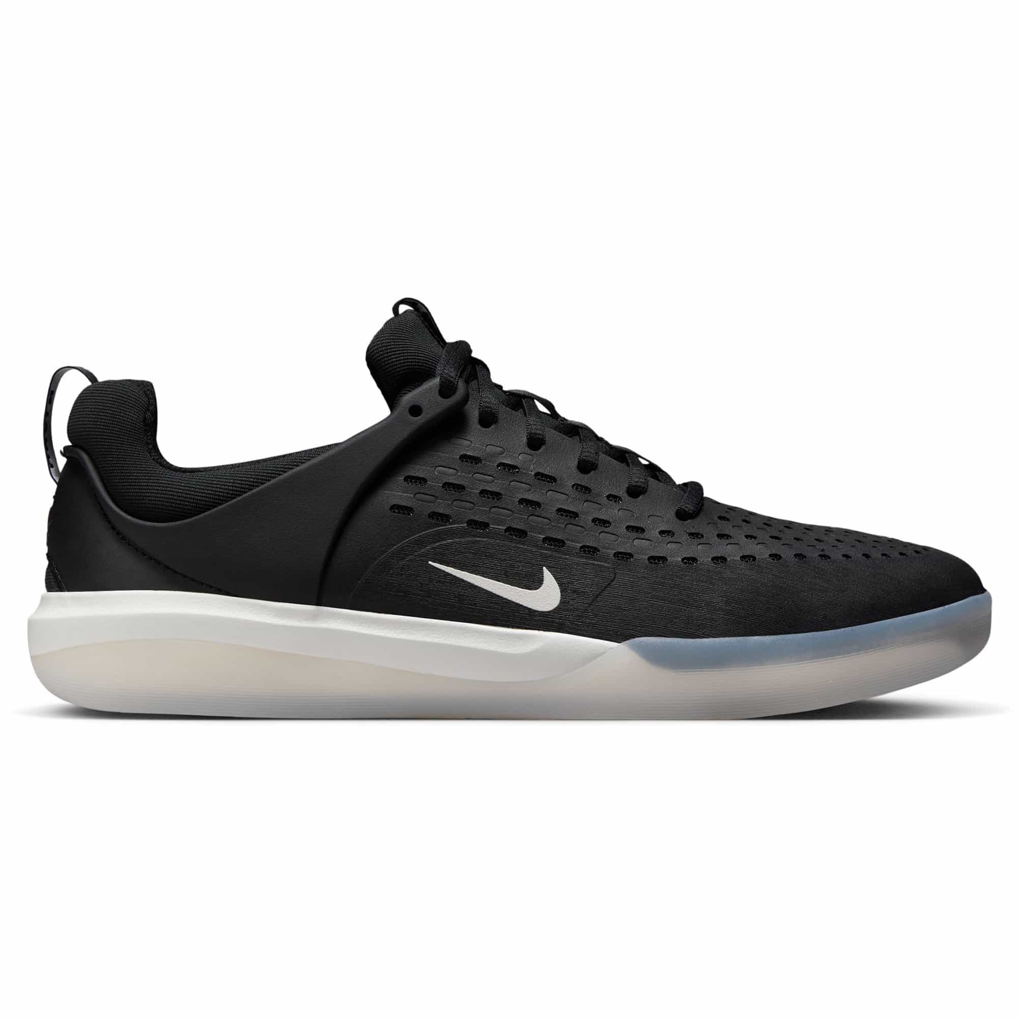 https://admin.plaze-shop.de/wp-content/uploads/2023/03/NikeSB_Nyjah_Blk_Wht_plaze-shop_1.jpg