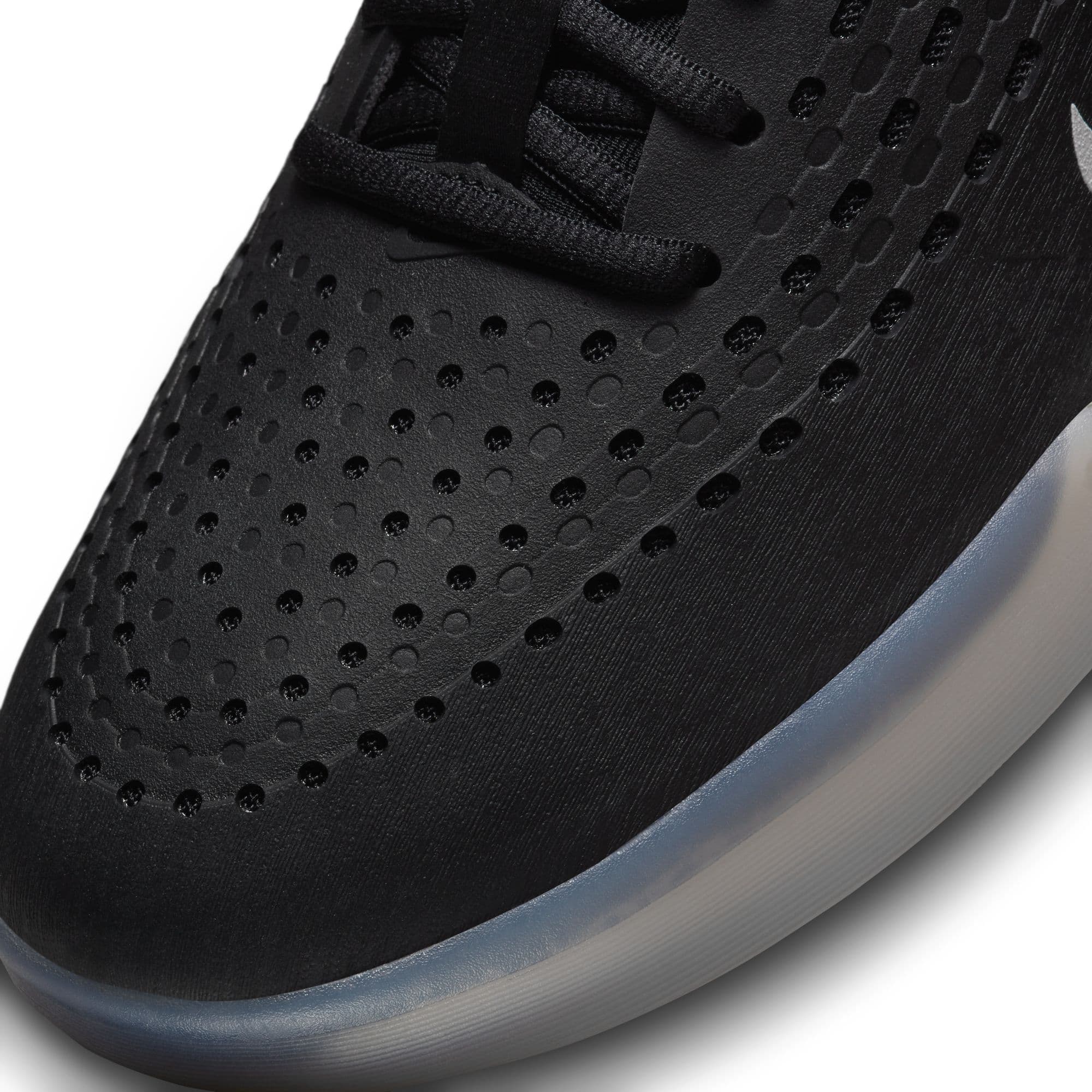 https://admin.plaze-shop.de/wp-content/uploads/2023/03/NikeSB_Nyjah_Blk_Wht_plaze-shop_2.jpeg