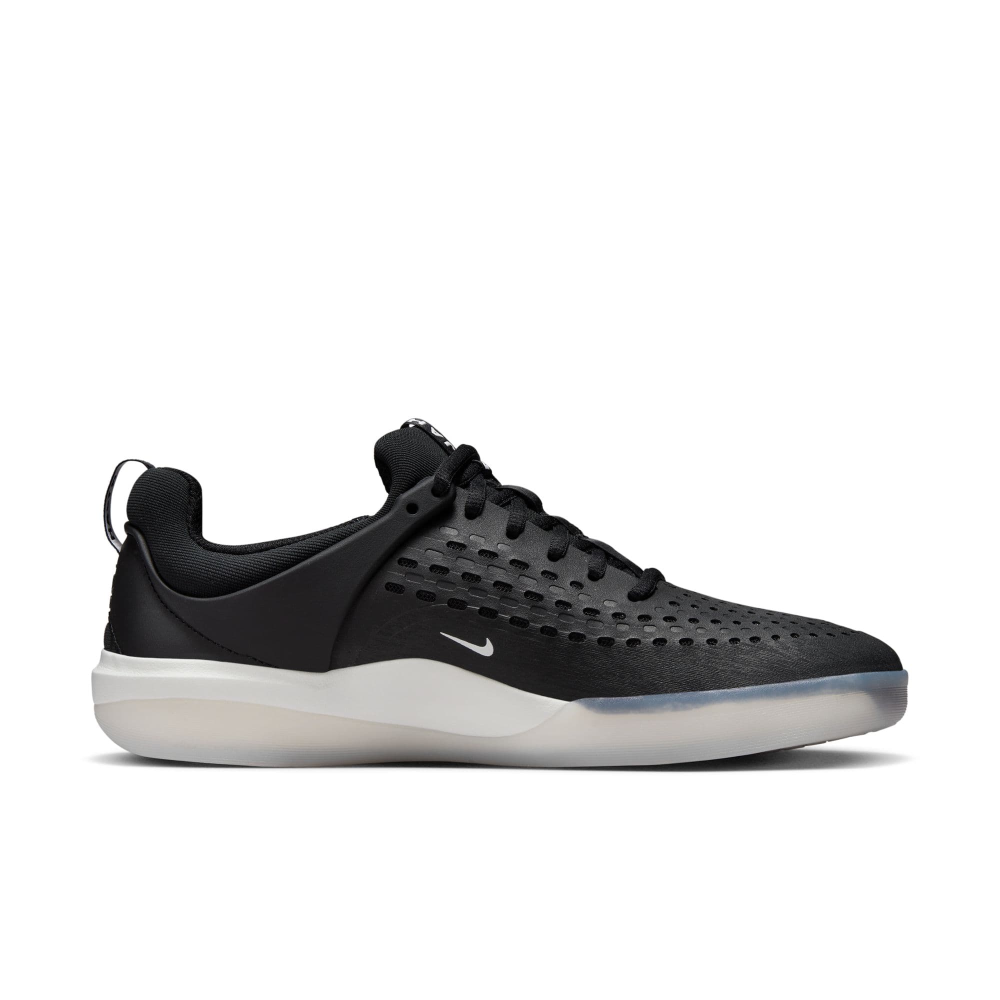 https://admin.plaze-shop.de/wp-content/uploads/2023/03/NikeSB_Nyjah_Blk_Wht_plaze-shop_5.jpeg