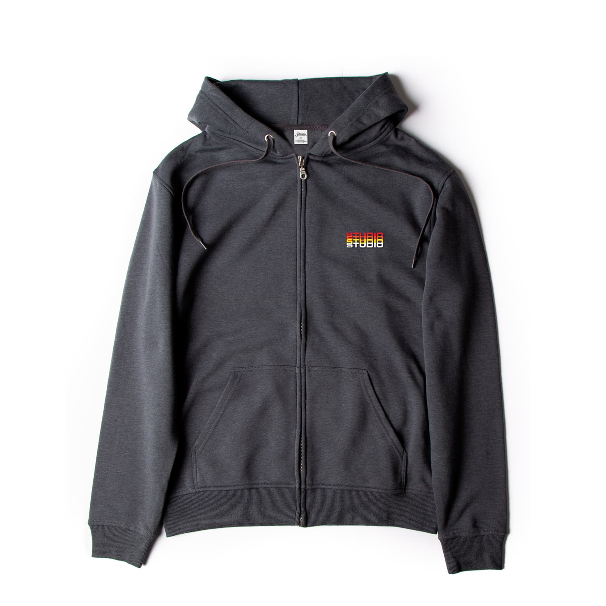 https://admin.plaze-shop.de/wp-content/uploads/2023/05/Studio_Fade_ZipUp_charcoal_plaze-shop_1.jpg
