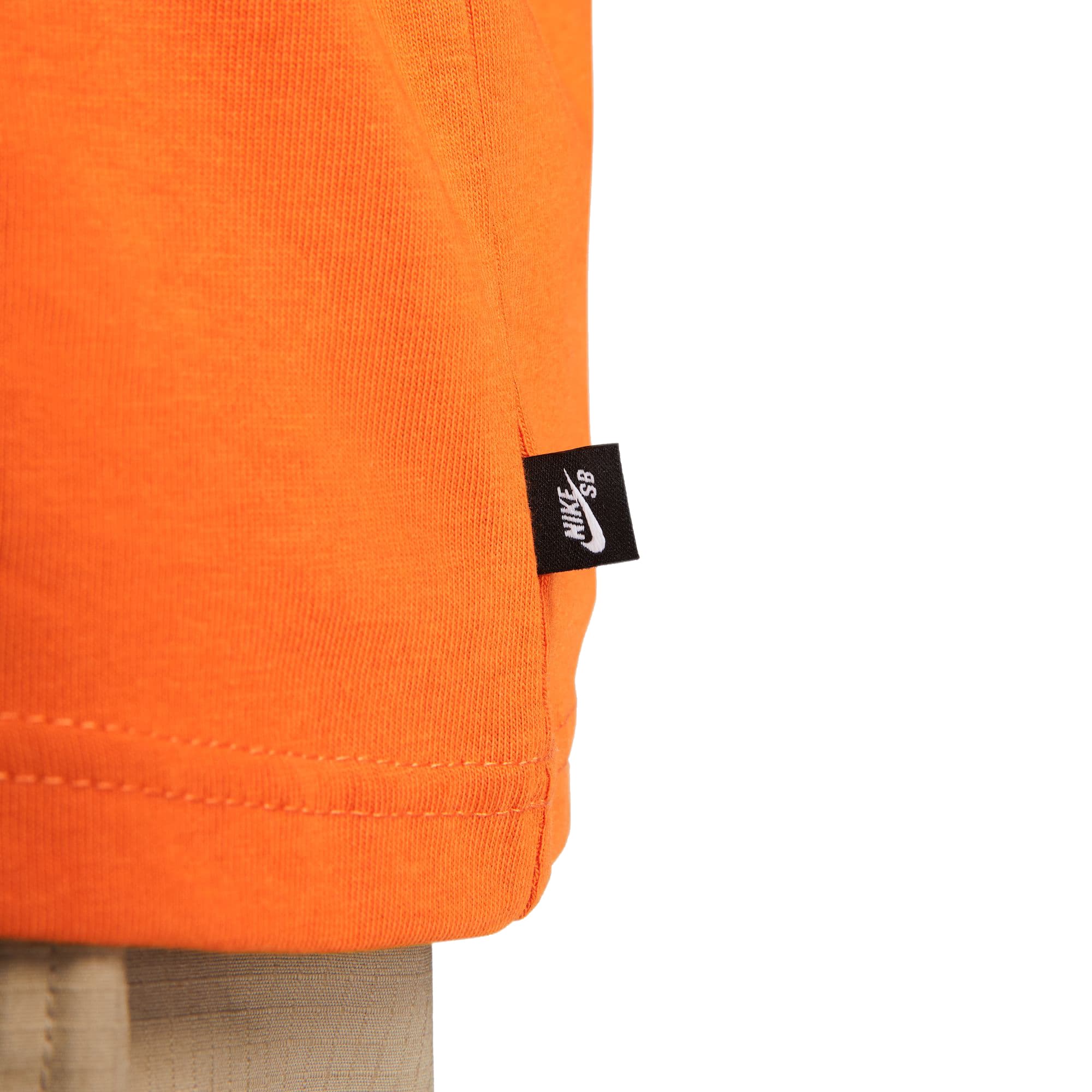 https://admin.plaze-shop.de/wp-content/uploads/2023/06/NikeSB_Video_Tee_Orange_plaze-shop_4.jpg