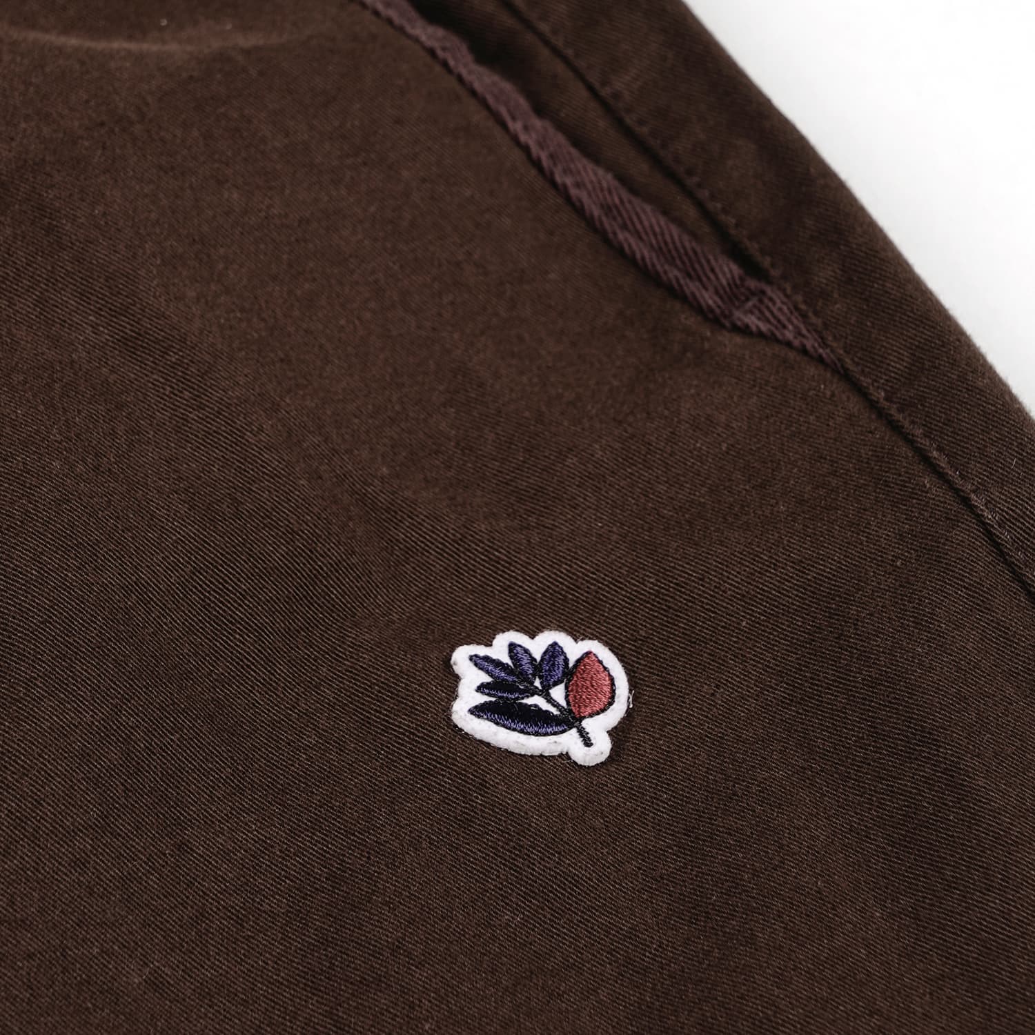 https://admin.plaze-shop.de/wp-content/uploads/2023/10/Magenta_Loose_Pants_Brown_plaze-shop_3.jpg