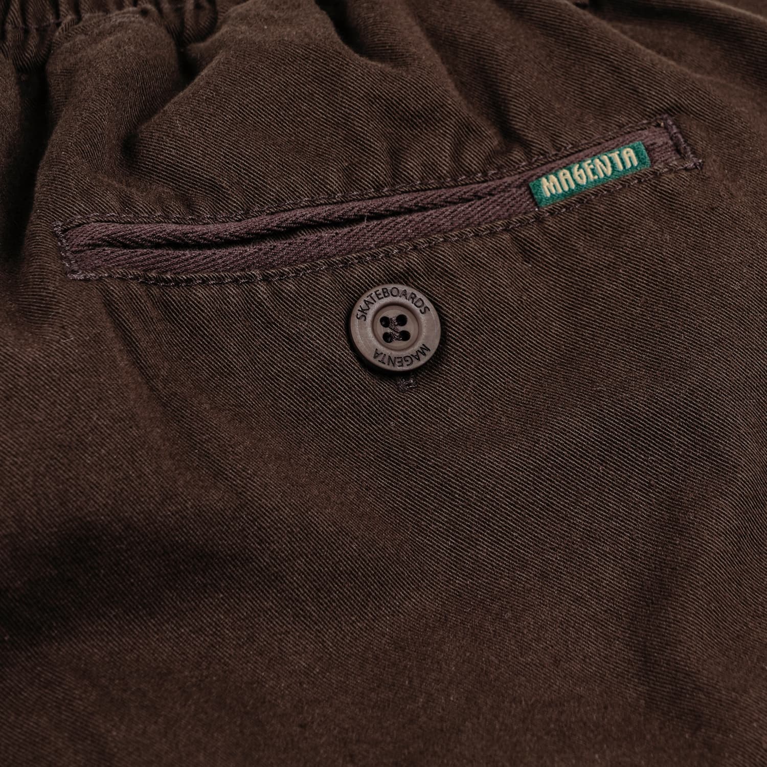 https://admin.plaze-shop.de/wp-content/uploads/2023/10/Magenta_Loose_Pants_Brown_plaze-shop_4.jpg