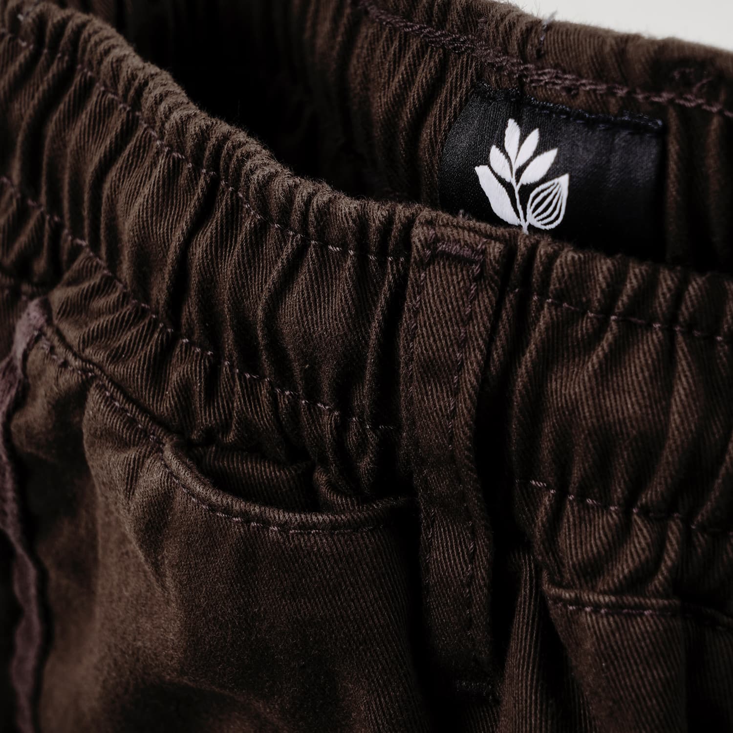 https://admin.plaze-shop.de/wp-content/uploads/2023/10/Magenta_Loose_Pants_Brown_plaze-shop_5.jpg