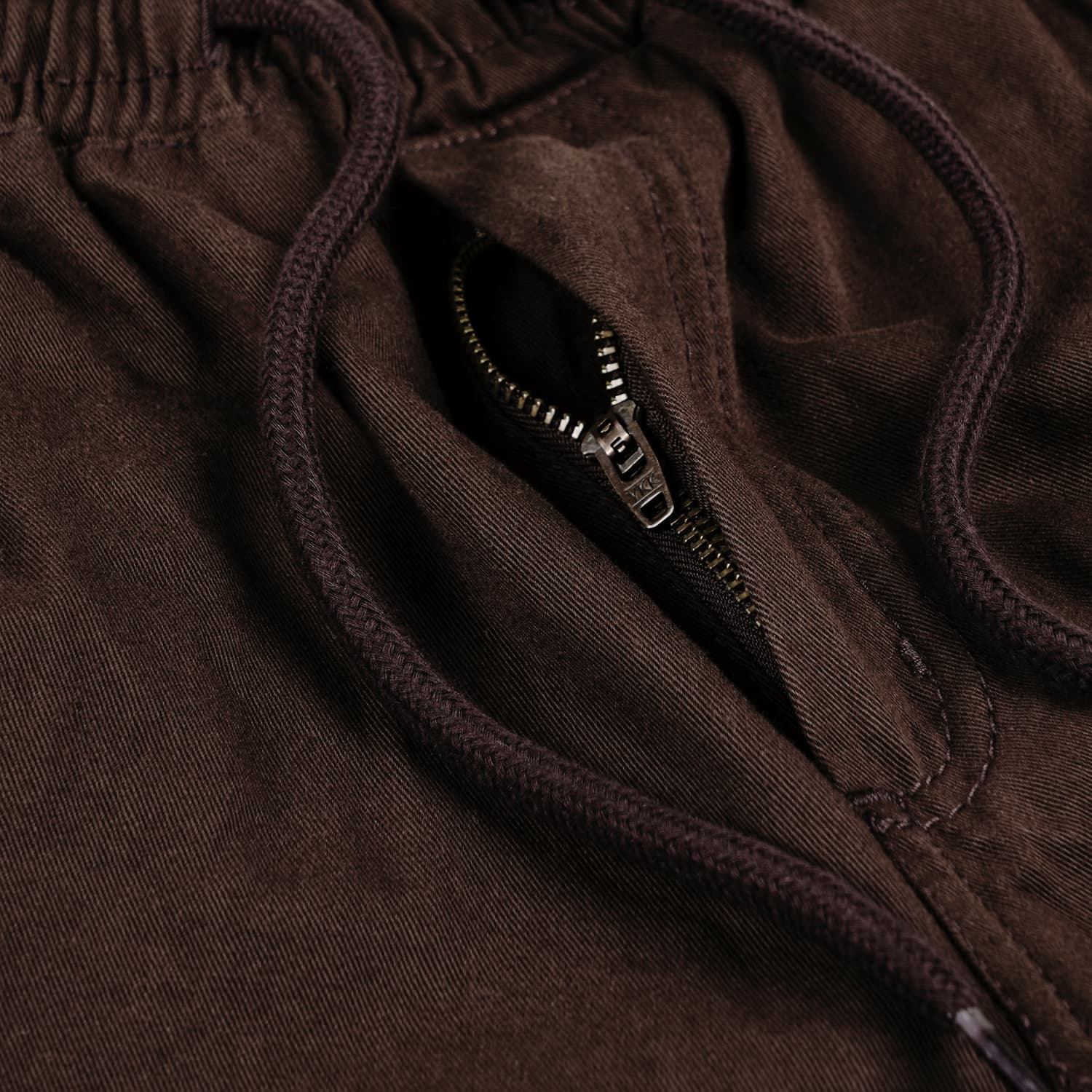 https://admin.plaze-shop.de/wp-content/uploads/2023/10/Magenta_Loose_Pants_Brown_plaze-shop_6.jpg