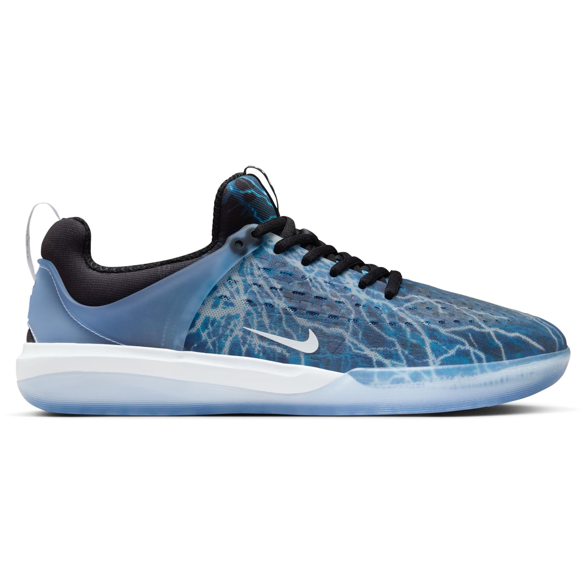 https://admin.plaze-shop.de/wp-content/uploads/2023/11/NikeSB_Nyjah_3_FB2394-001_plaze-shop_1.jpeg