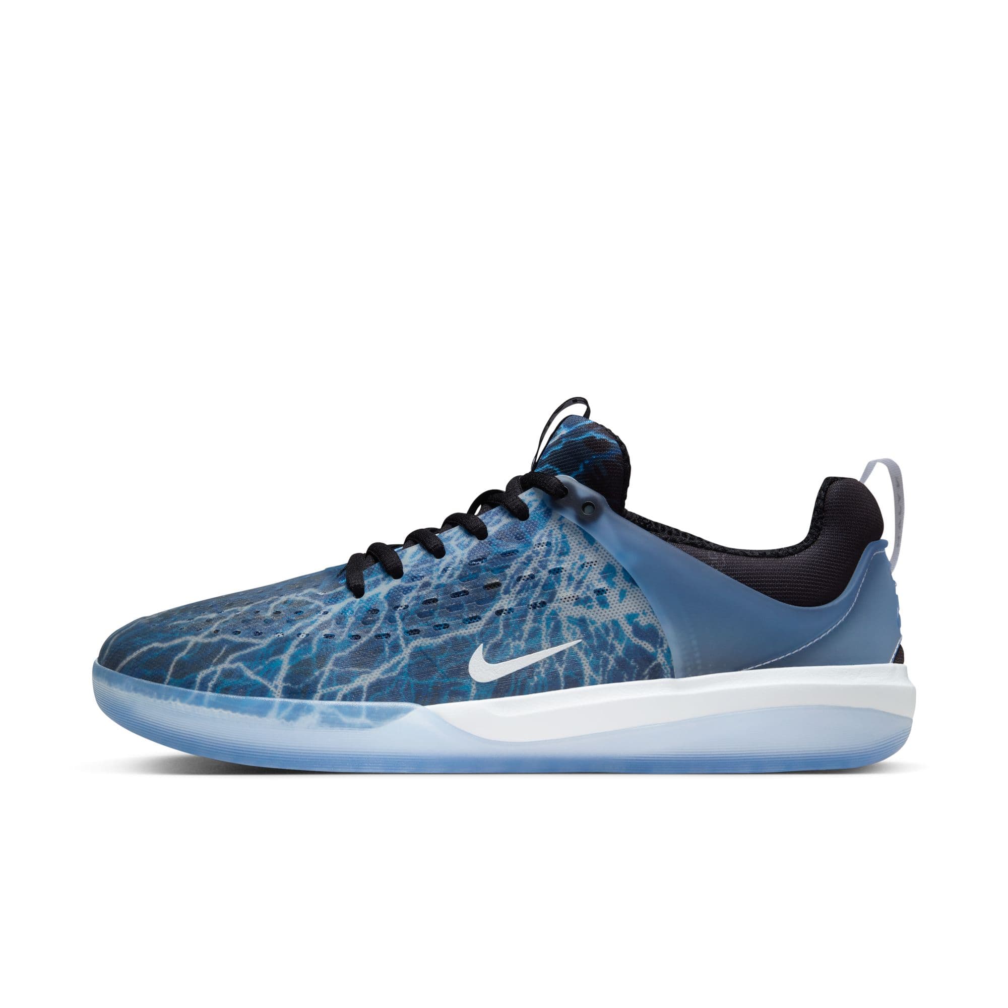 https://admin.plaze-shop.de/wp-content/uploads/2023/11/NikeSB_Nyjah_3_FB2394-001_plaze-shop_2.jpeg