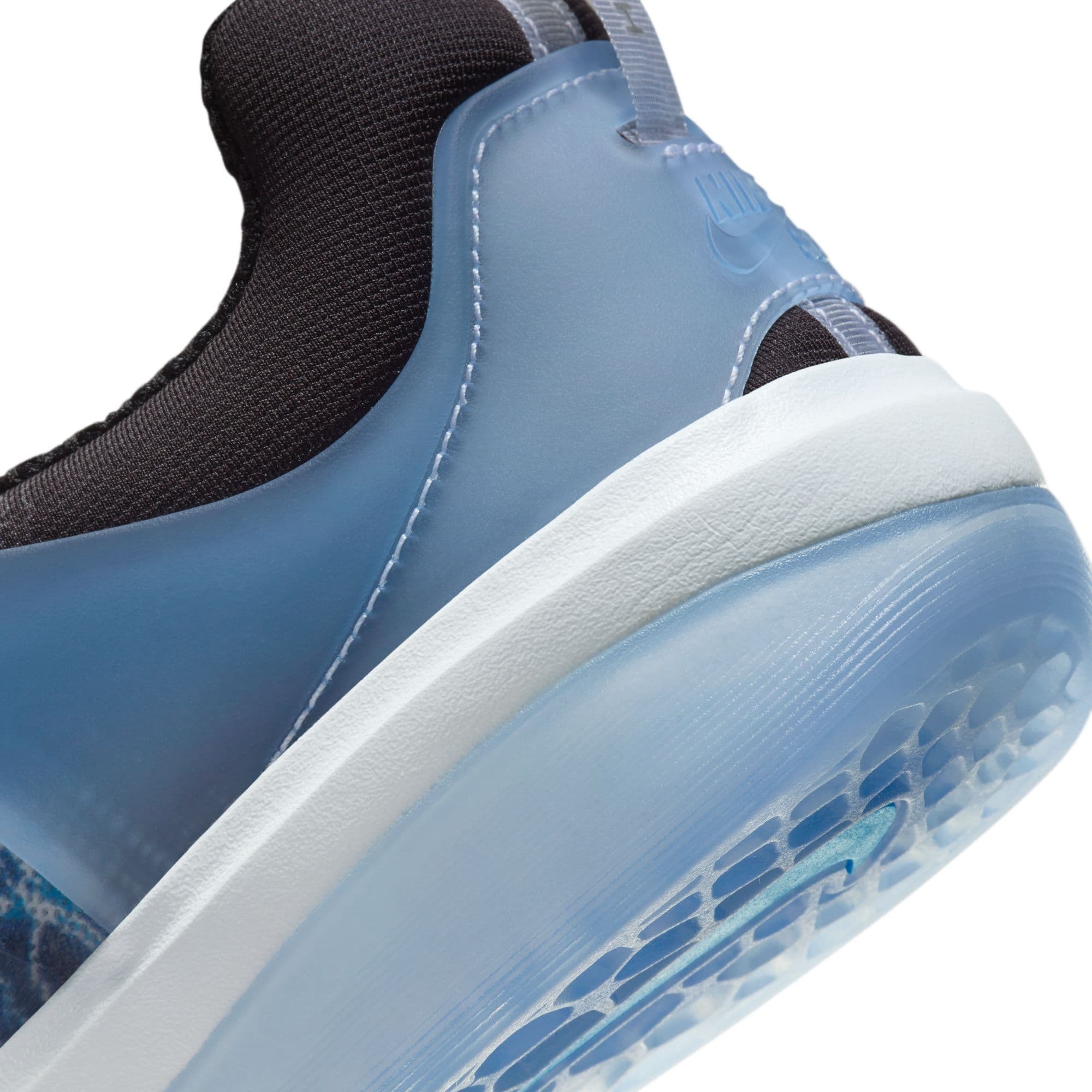 https://admin.plaze-shop.de/wp-content/uploads/2023/11/NikeSB_Nyjah_3_FB2394-001_plaze-shop_4.jpeg