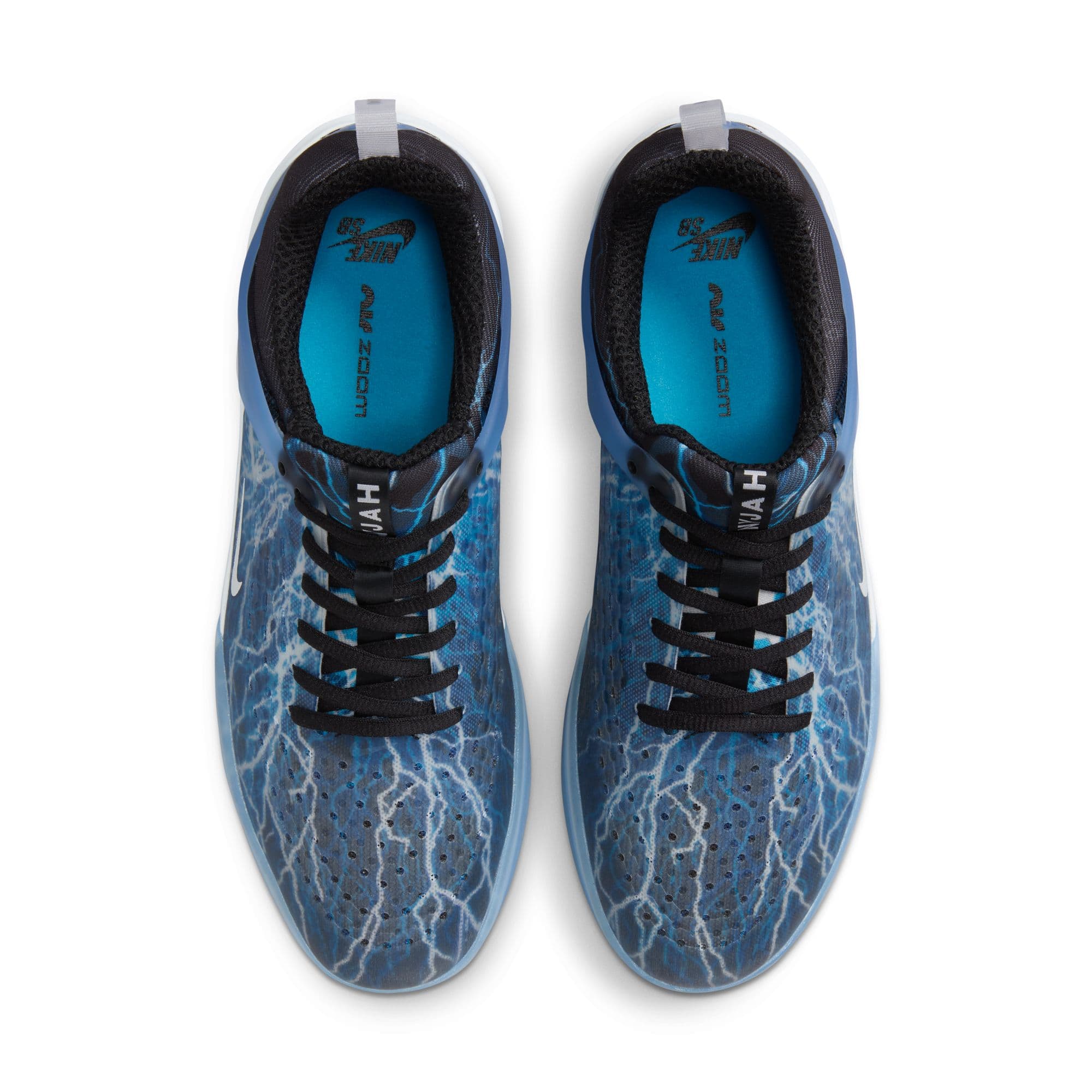 https://admin.plaze-shop.de/wp-content/uploads/2023/11/NikeSB_Nyjah_3_FB2394-001_plaze-shop_6.jpeg