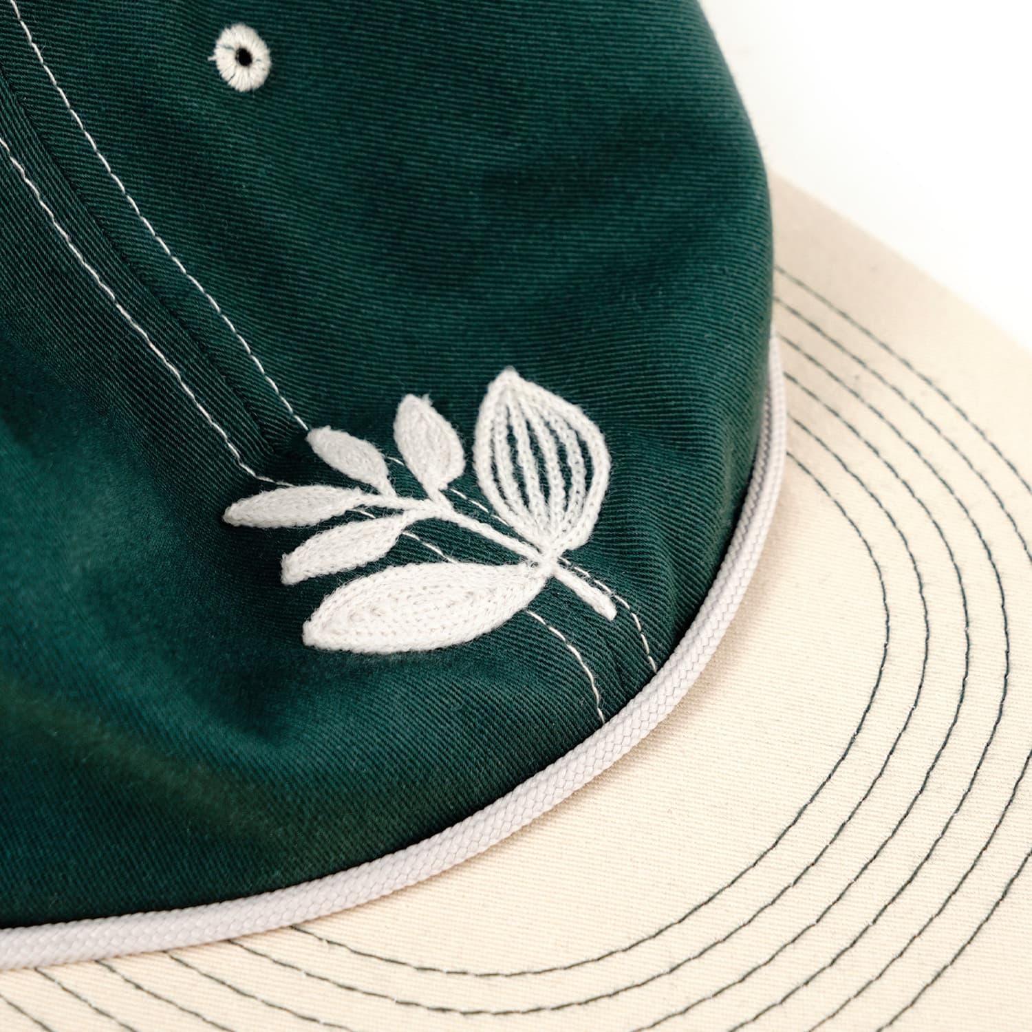 https://admin.plaze-shop.de/wp-content/uploads/2024/03/Magenta_Amiral_6P_Hat_Green_plaze-shop_4.jpg