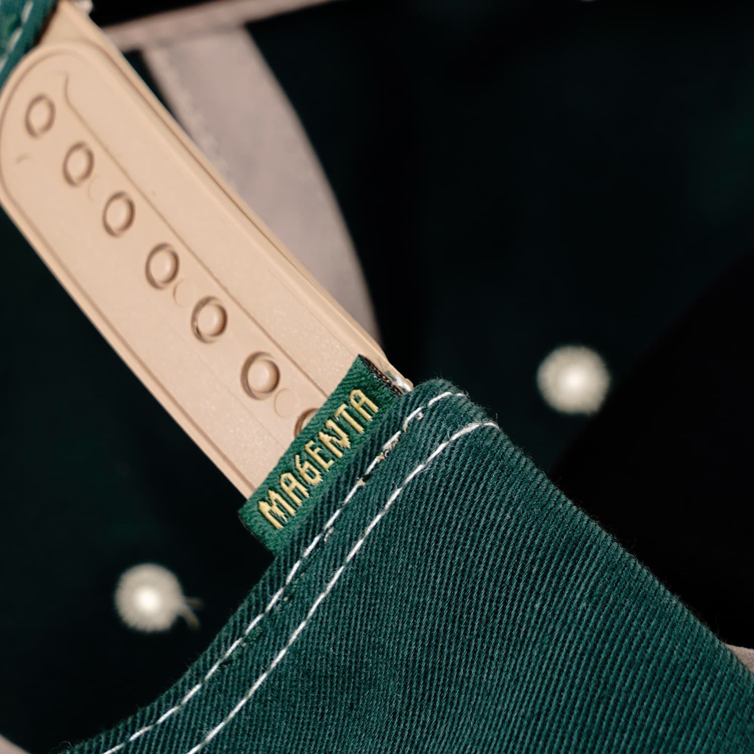 https://admin.plaze-shop.de/wp-content/uploads/2024/03/Magenta_Amiral_6P_Hat_Green_plaze-shop_5.jpg