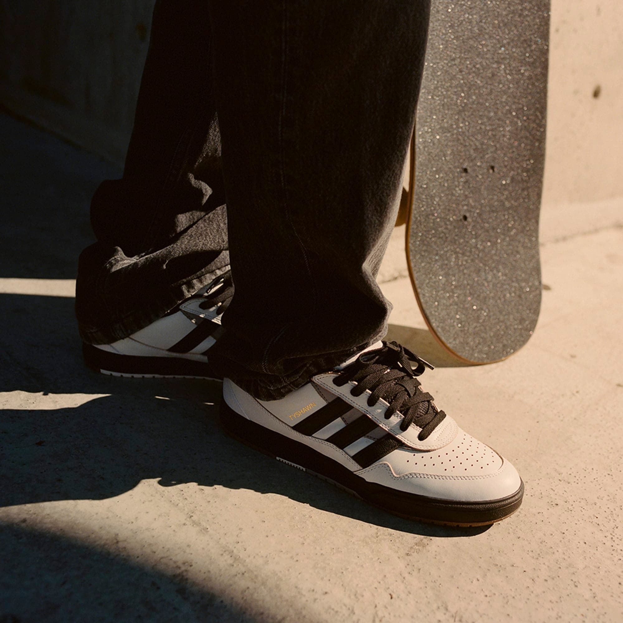 https://admin.plaze-shop.de/wp-content/uploads/2024/06/Adidas_IF9712_Tyshawn_2_plaze-shop_1-1.jpg
