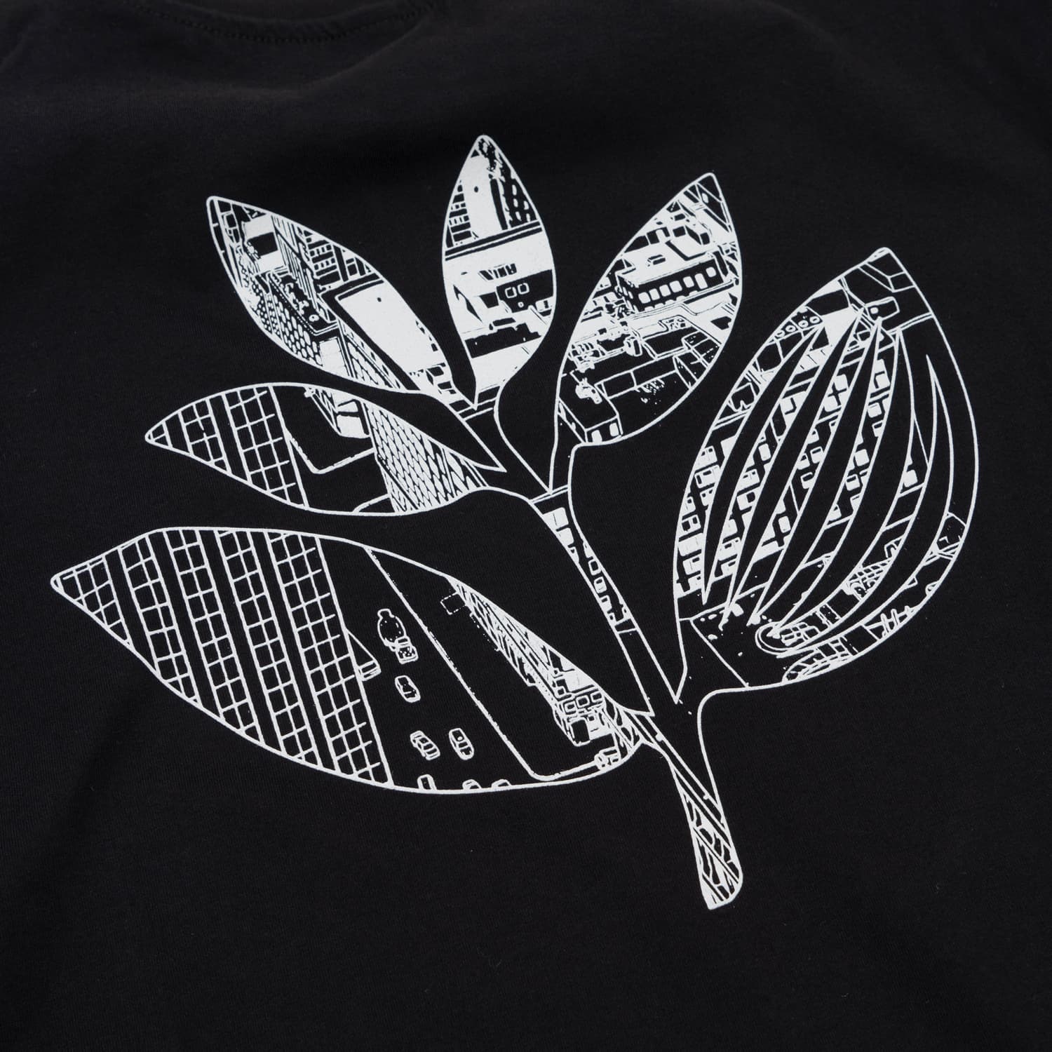 https://admin.plaze-shop.de/wp-content/uploads/2024/10/Magenta_Aerial_Tee_Black_plaze-shop_1-3.jpg