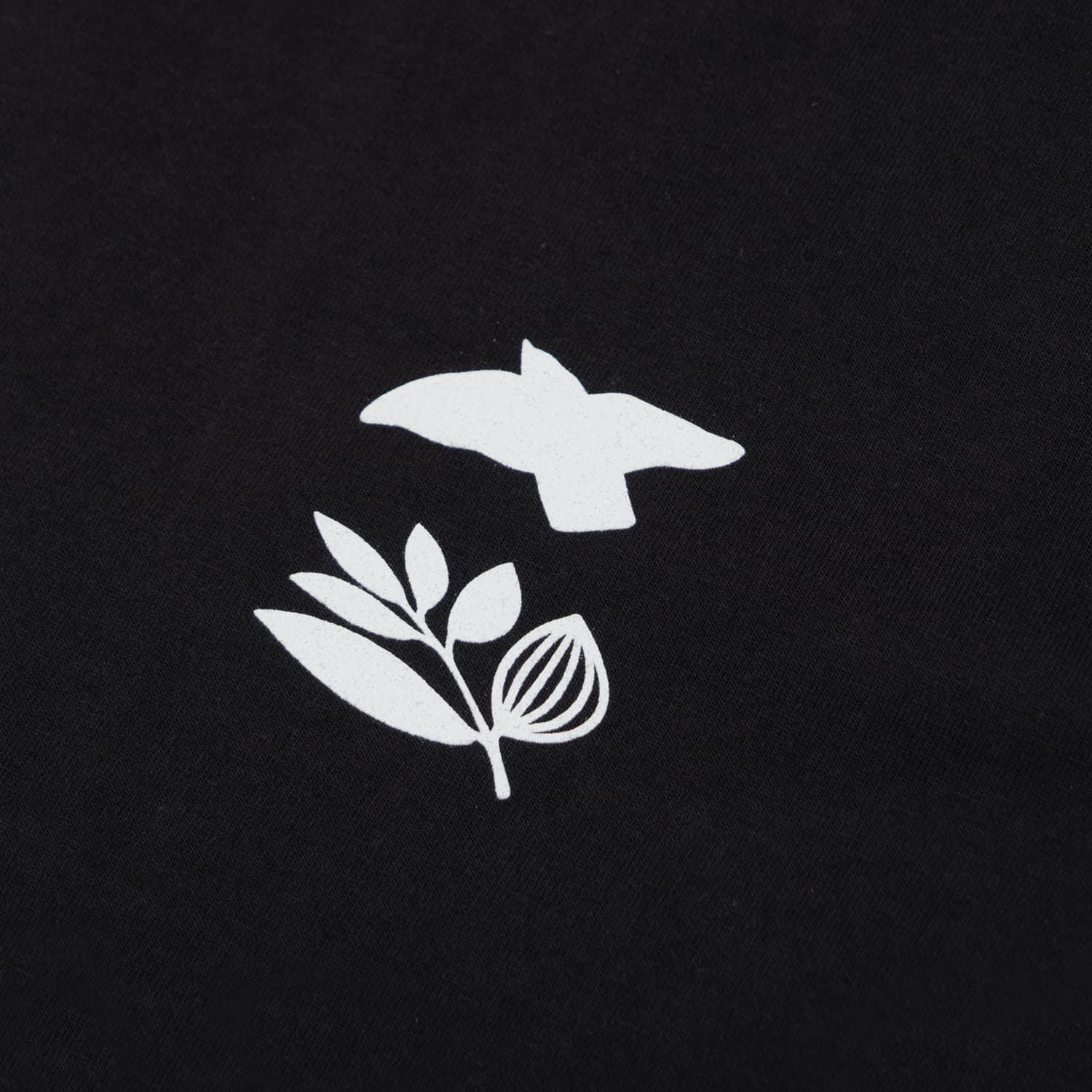 https://admin.plaze-shop.de/wp-content/uploads/2024/10/Magenta_Aerial_Tee_Black_plaze-shop_1-4.jpg