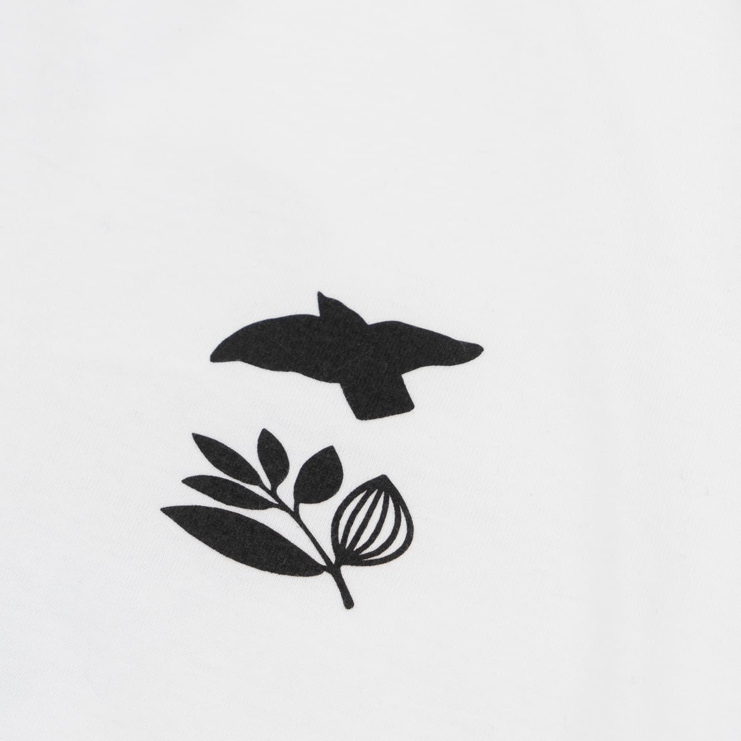 https://admin.plaze-shop.de/wp-content/uploads/2024/10/Magenta_Aerial_Tee_White_plaze-shop_1-4.jpg