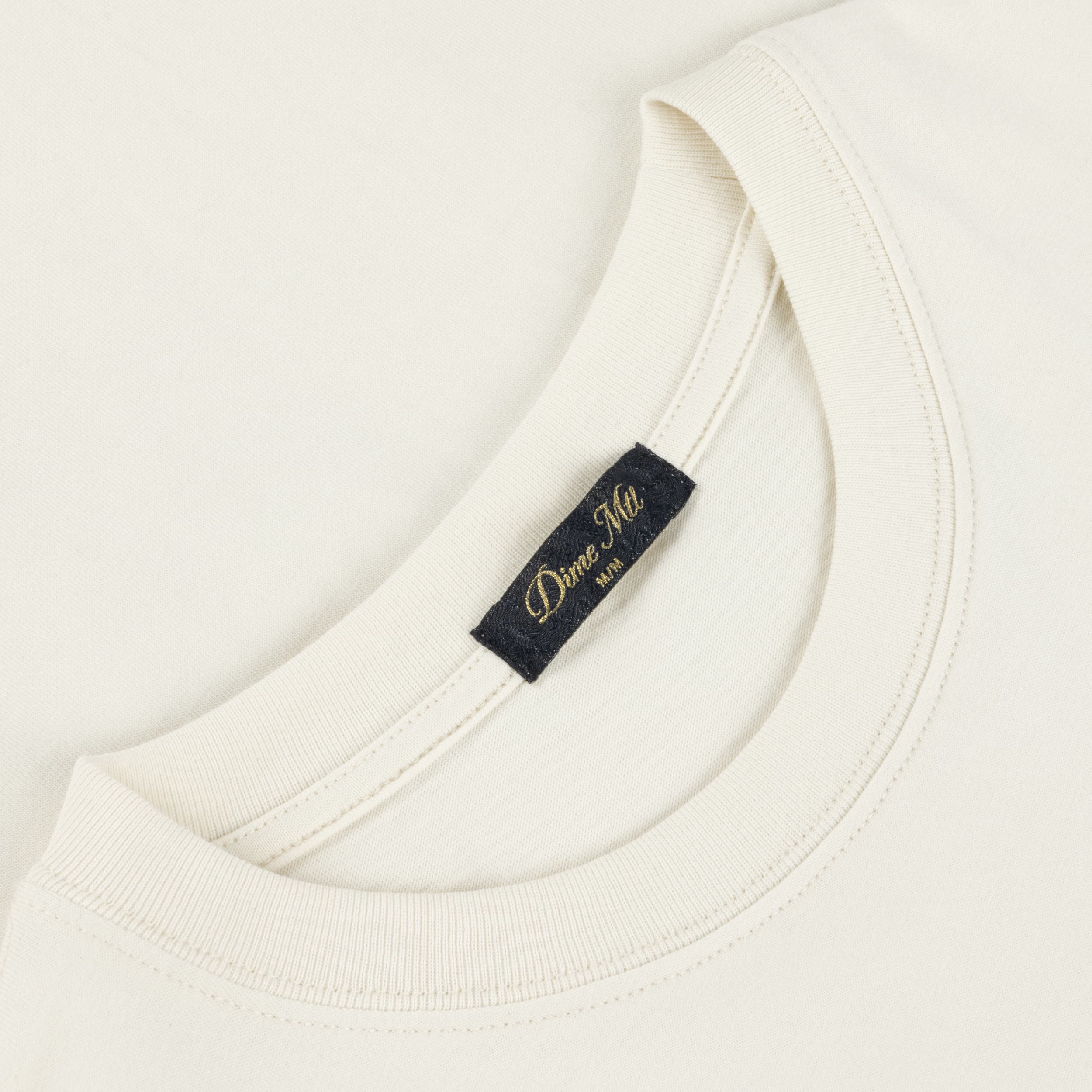 https://admin.plaze-shop.de/wp-content/uploads/2025/04/TSHIRT-DETAIL_SP25D2_NATURAL.jpg