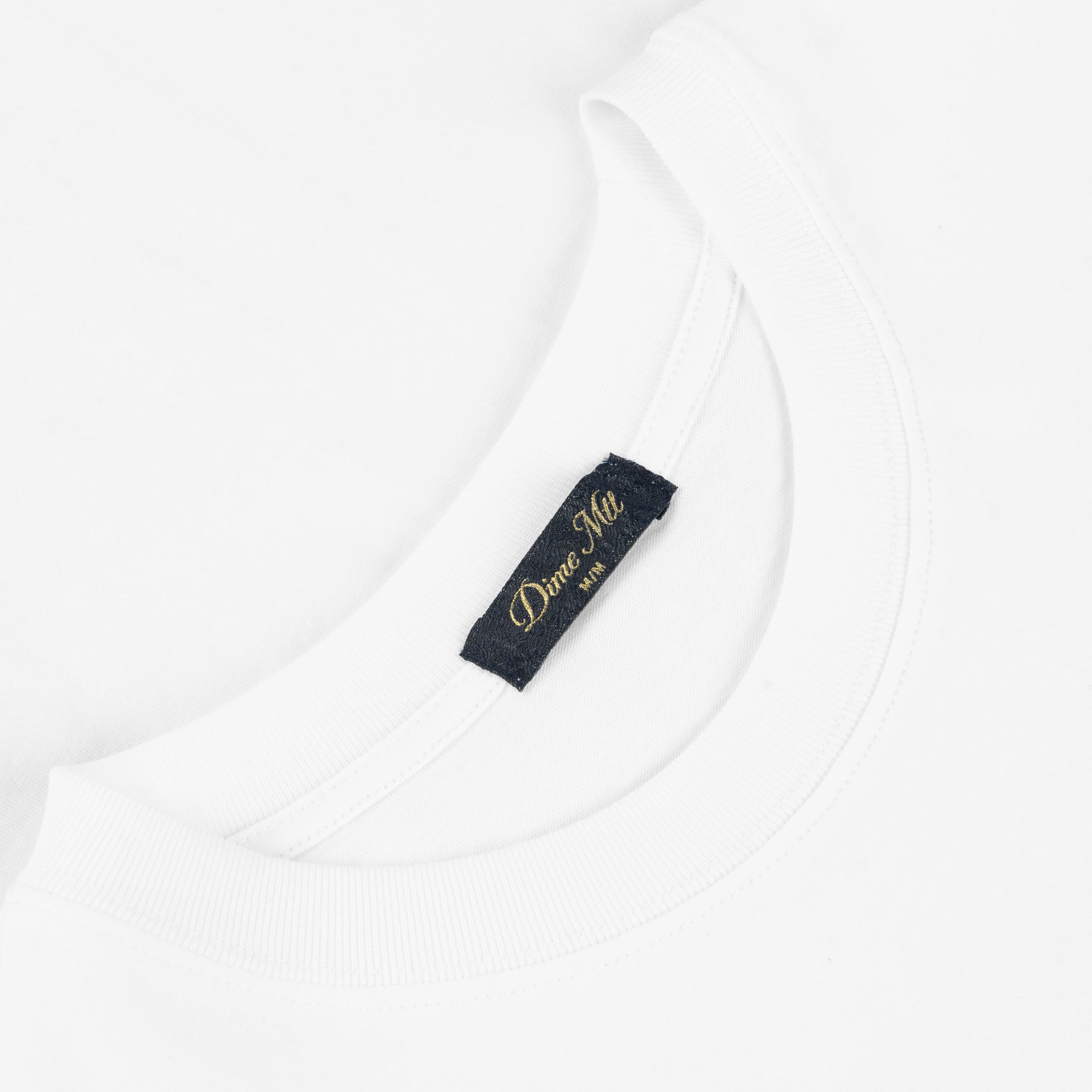https://admin.plaze-shop.de/wp-content/uploads/2025/04/TSHIRT-DETAIL_SP25D2_WHITE.jpg