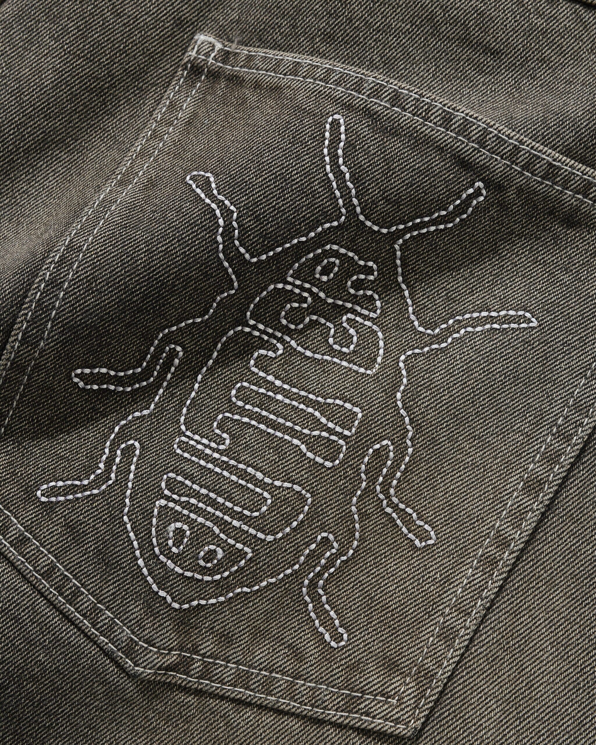 https://admin.plaze-shop.de/wp-content/uploads/2025/08/Roach-Denim-Jeans-Black-Wash-3-scaled.jpg