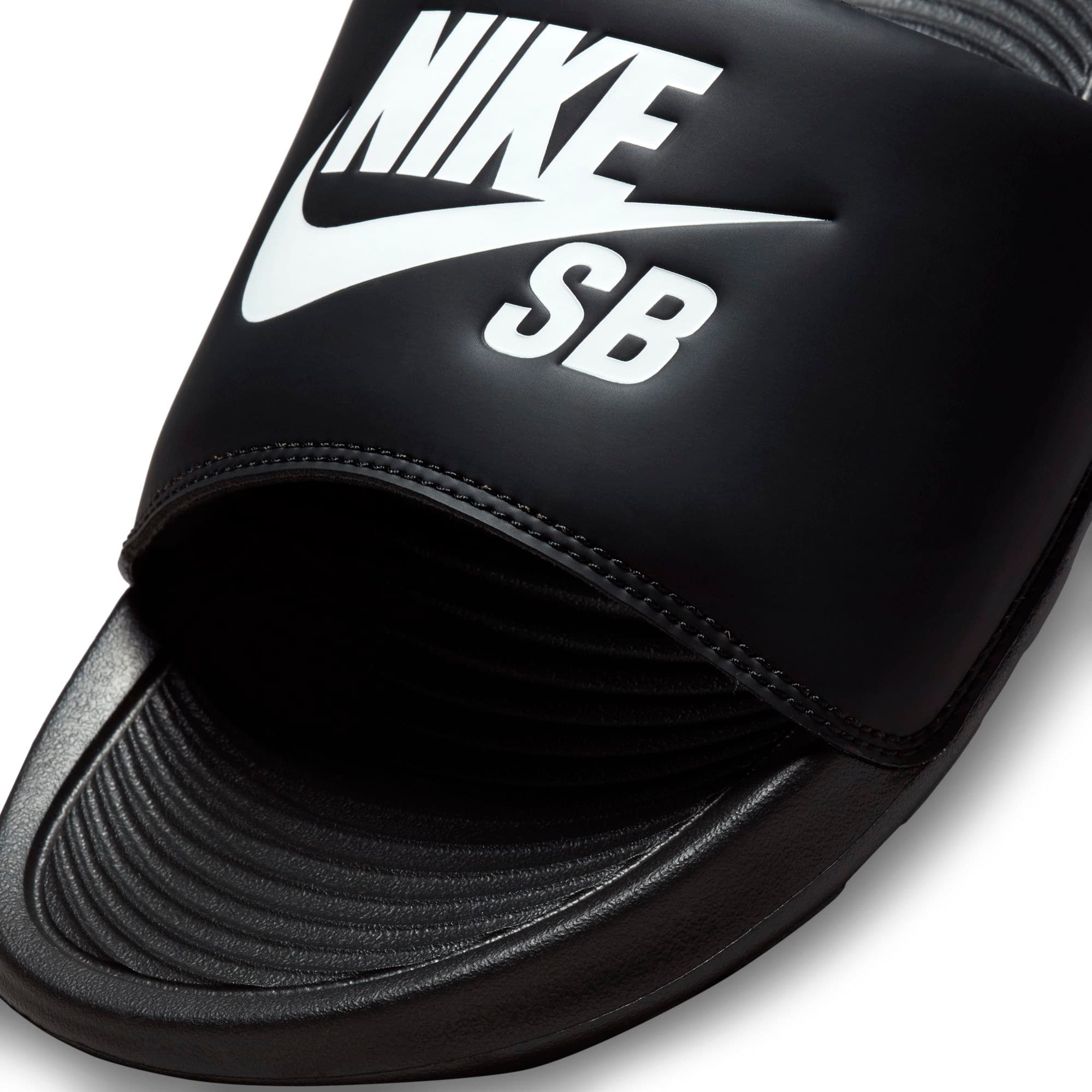 https://admin.plaze-shop.de/wp-content/uploads/2022/04/NikeSB_Victori_One_Slide_DR2018_001_plaze-shop_3.jpg.jpeg