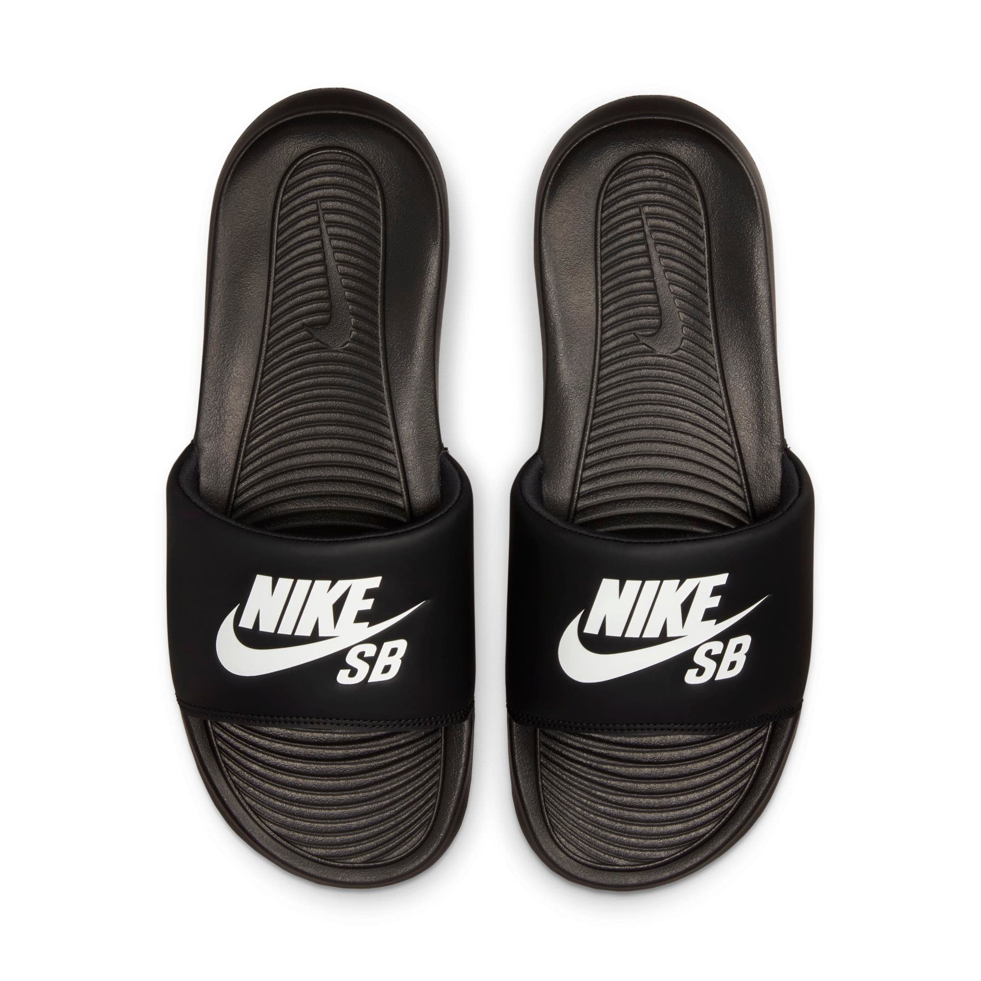 https://admin.plaze-shop.de/wp-content/uploads/2022/04/NikeSB_Victori_One_Slide_DR2018_001_plaze-shop_4.jpg.jpeg
