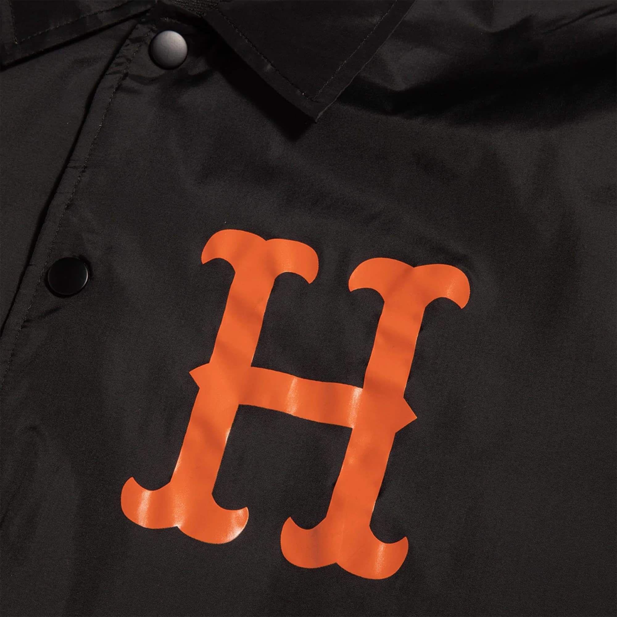 https://admin.plaze-shop.de/wp-content/uploads/2022/06/HUF_Thrasher_Split_Coaches_Black_plaze-shop_4.jpg