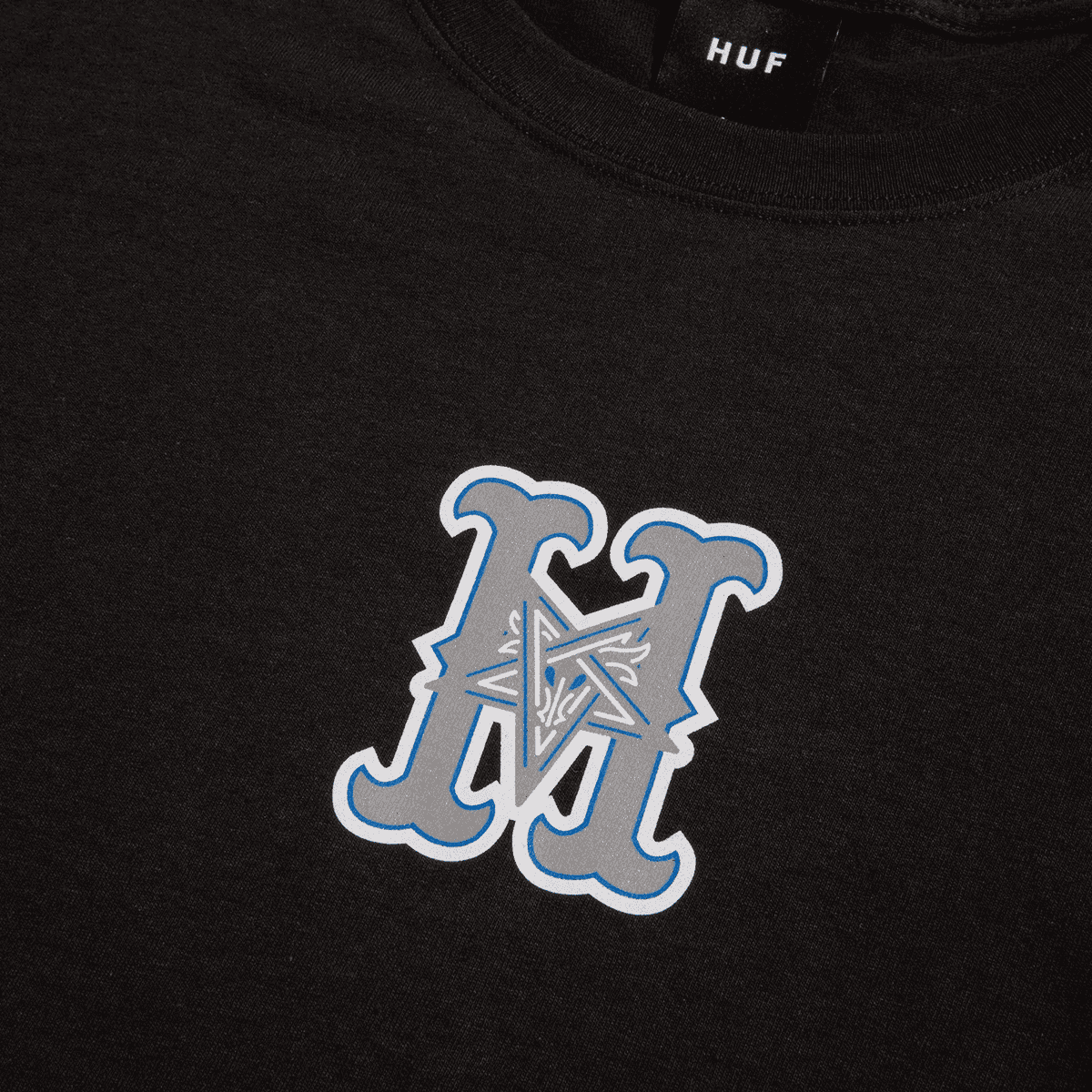 https://admin.plaze-shop.de/wp-content/uploads/2022/06/HUF_Thrasher_Sunnydale_Tee_Black_plaze-shop_2.png