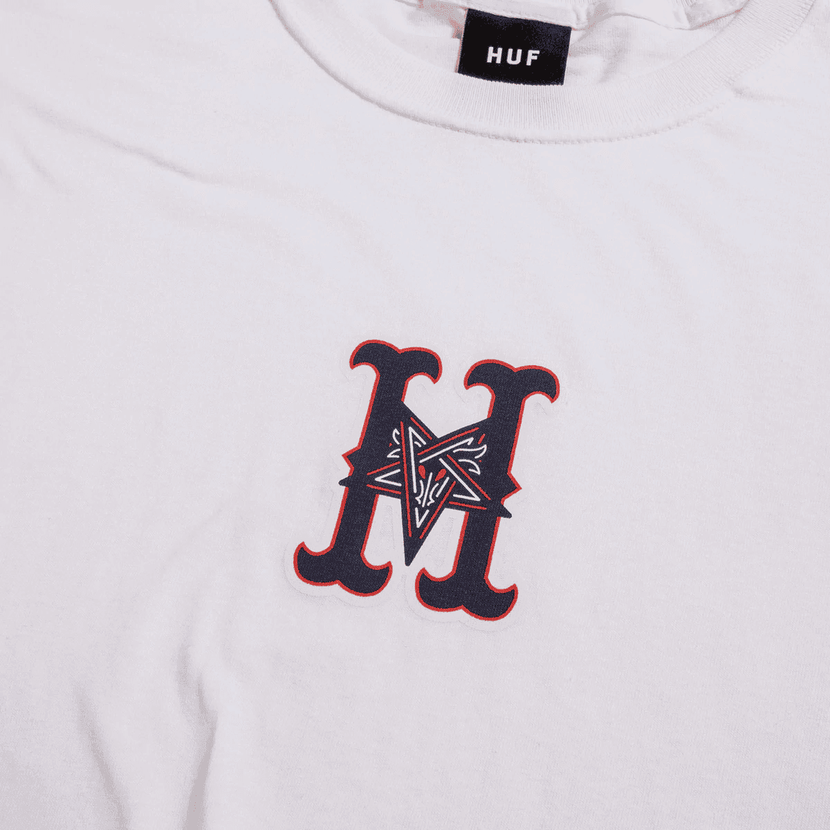 https://admin.plaze-shop.de/wp-content/uploads/2022/06/HUF_Thrasher_Sunnydale_Tee_White_plaze-shop_2.png