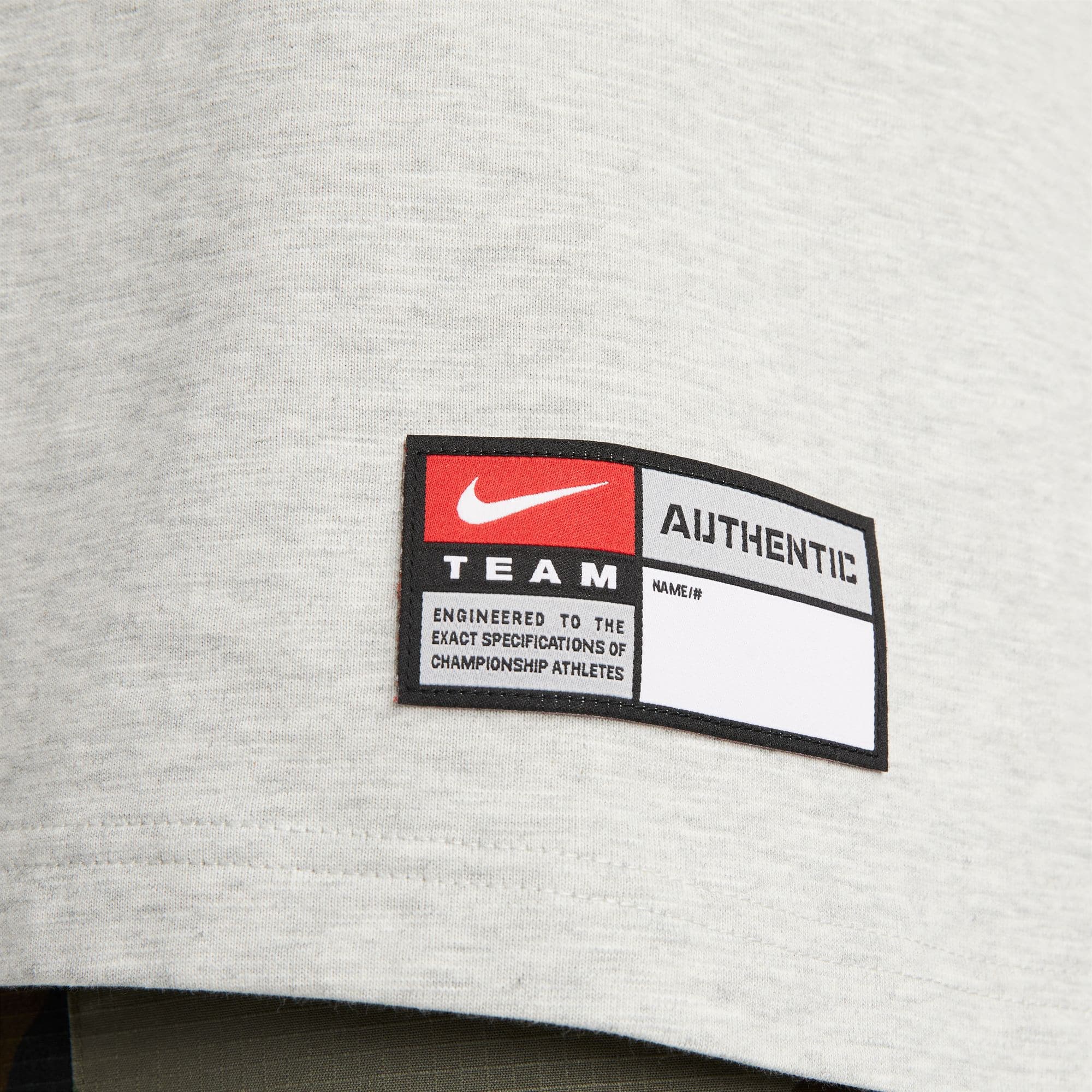 https://admin.plaze-shop.de/wp-content/uploads/2022/07/DQ6284-050_NikeSB_BSBL_RGLN_Tee_LA_plaze-skateshop_5.jpg