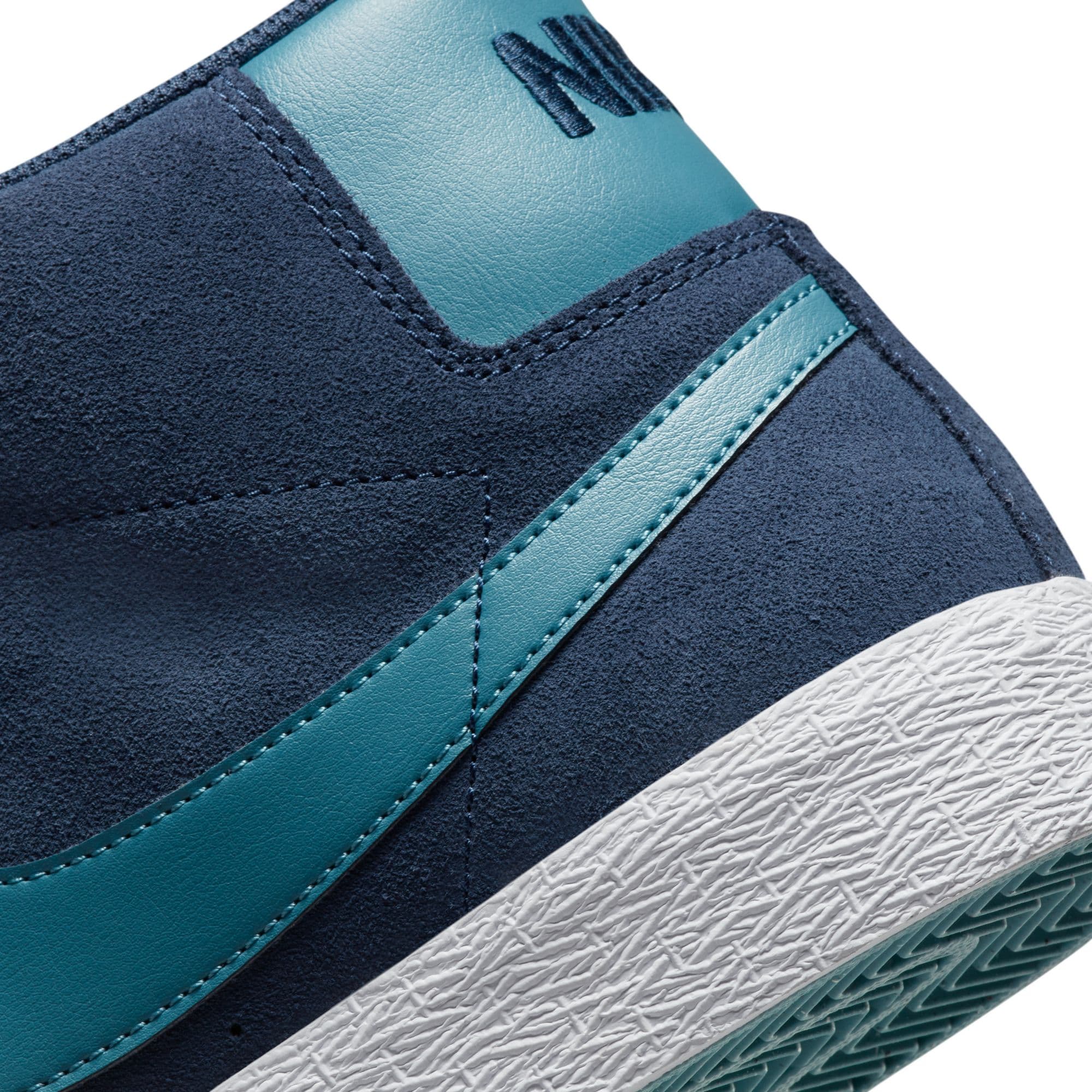 https://admin.plaze-shop.de/wp-content/uploads/2022/12/NikeSB_Blazer_Mid_Navy_Aqua_FD0731-400_plaze-shop_4.jpeg