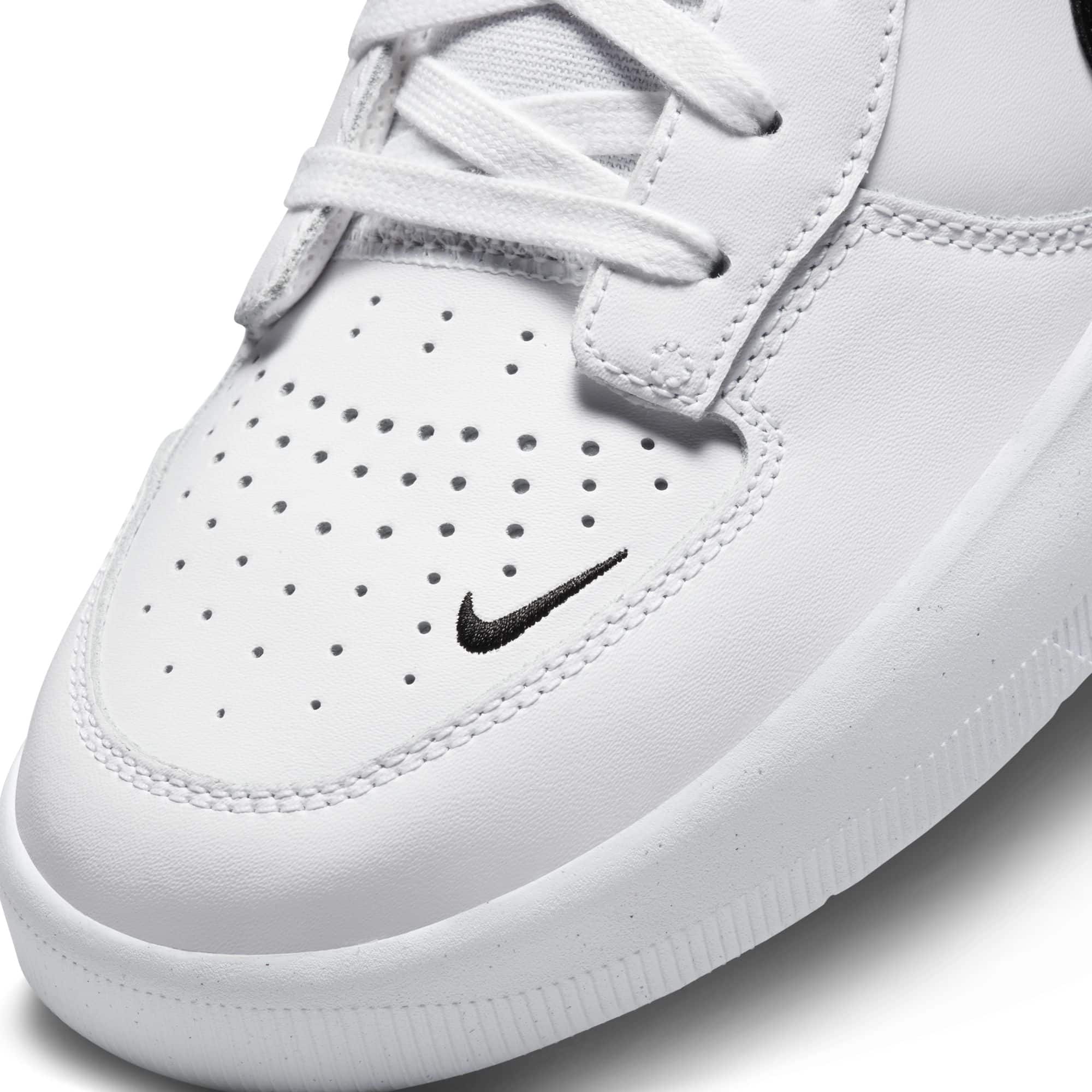 https://admin.plaze-shop.de/wp-content/uploads/2022/12/NikeSB_Force58_White_Black_DH7505-101_plaze-shop_3.jpeg