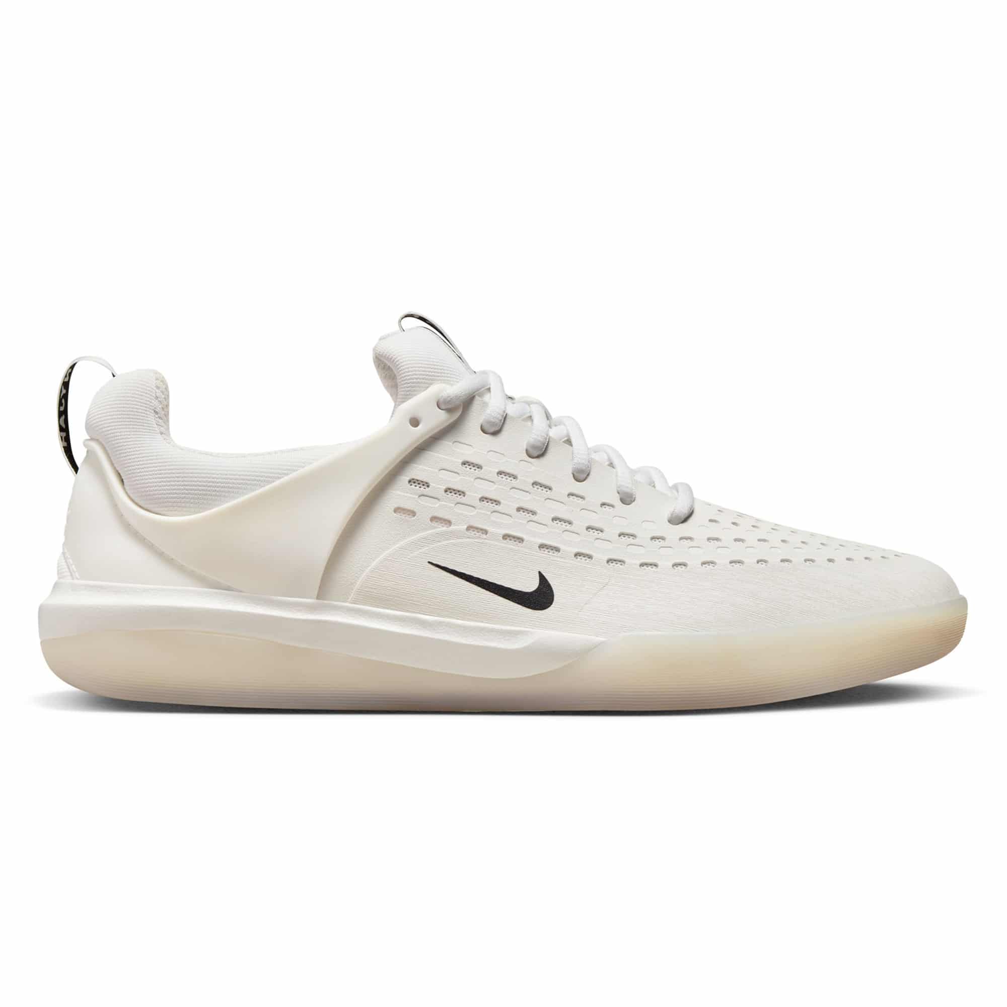 https://admin.plaze-shop.de/wp-content/uploads/2023/01/DJ6130-100_NikeSB_Nyjah3_white-black_plaze-skateshop_1.jpg