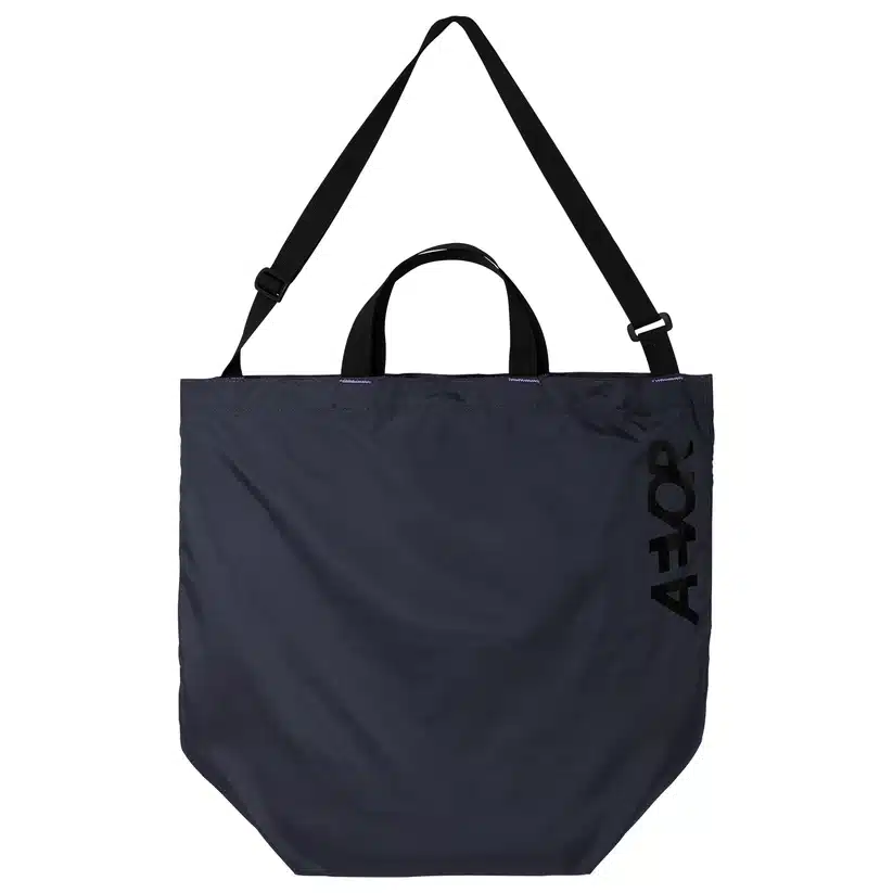 https://admin.plaze-shop.de/wp-content/uploads/2023/02/AVR-TBC-001-30181-AEVOR-Tote-Bag-Diamond-Marine-01_823x.webp