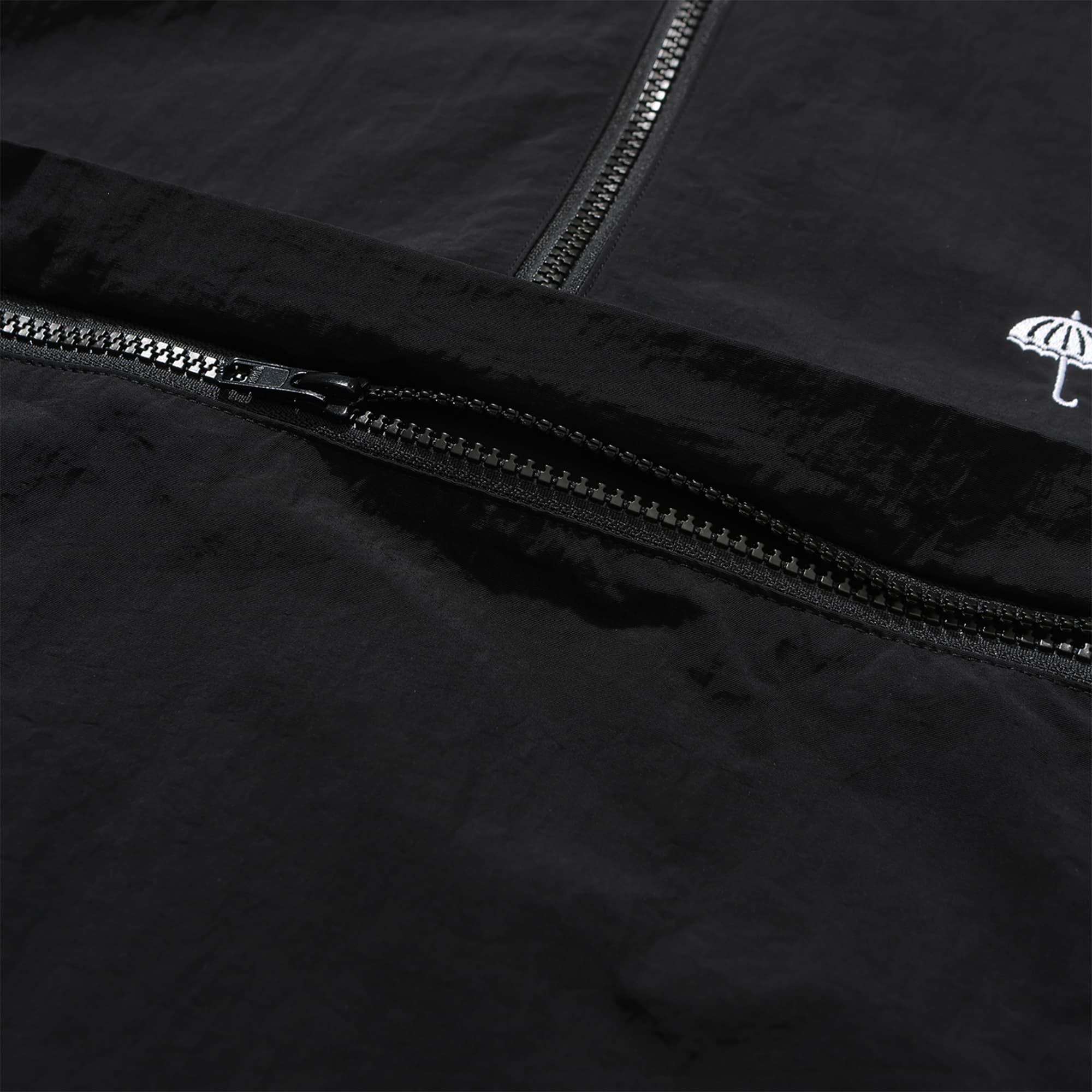 https://admin.plaze-shop.de/wp-content/uploads/2023/12/A03S4D1JKT_HelasCaps_Sprint-Tracksuit-Jacket_black_plaze-skateshop_5.jpg
