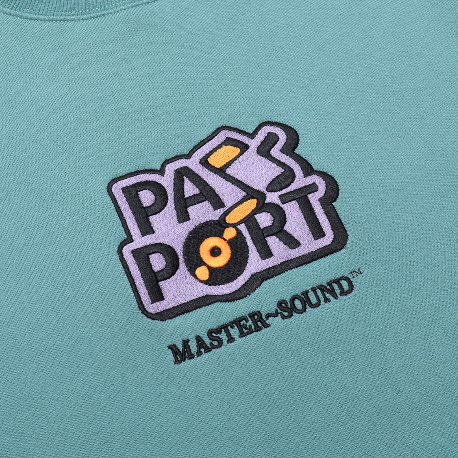 https://admin.plaze-shop.de/wp-content/uploads/2023/12/PassPort_Master_Sound_Crewneck_plaze-shop_2.jpg