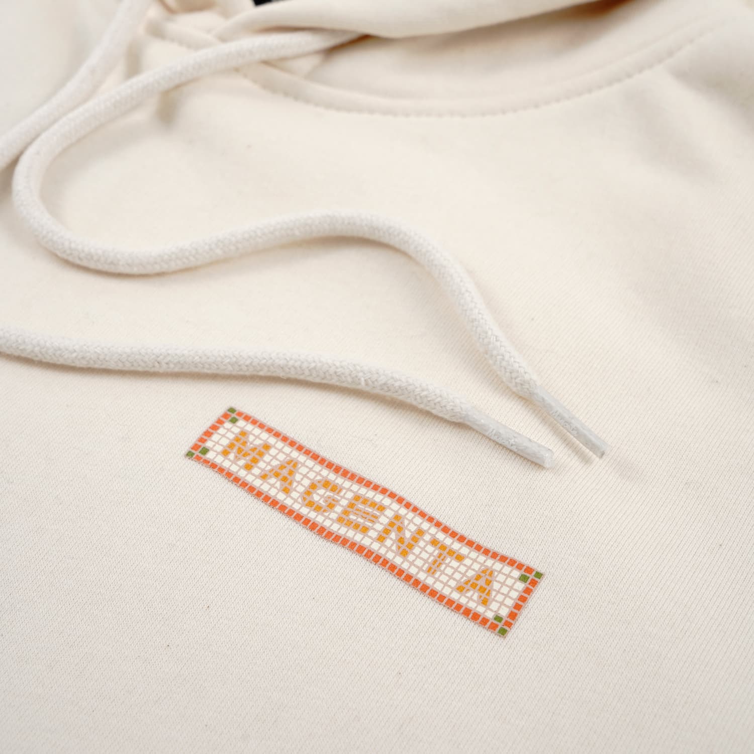 https://admin.plaze-shop.de/wp-content/uploads/2024/03/Magenta_Mosaic_Hoodie_Natural_plaze-shop_1-3.jpg