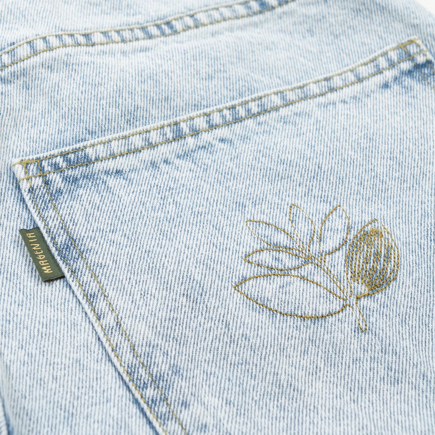 https://admin.plaze-shop.de/wp-content/uploads/2024/03/Magenta_OG_Pants_Stitch_Ultrawashed_Denim_plaze-shop_1-4.jpg