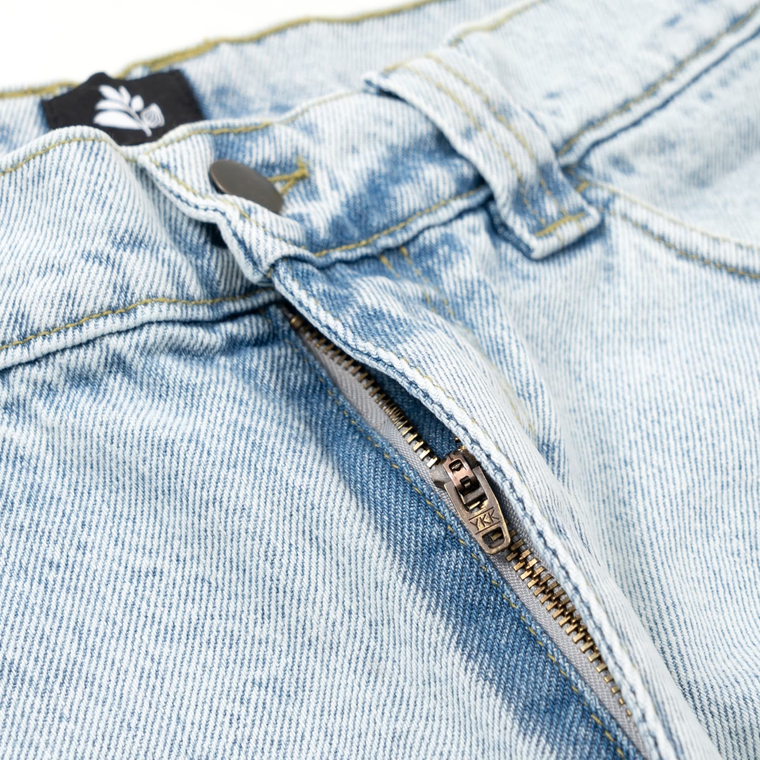 https://admin.plaze-shop.de/wp-content/uploads/2024/03/Magenta_OG_Pants_Stitch_Ultrawashed_Denim_plaze-shop_1-6.jpg