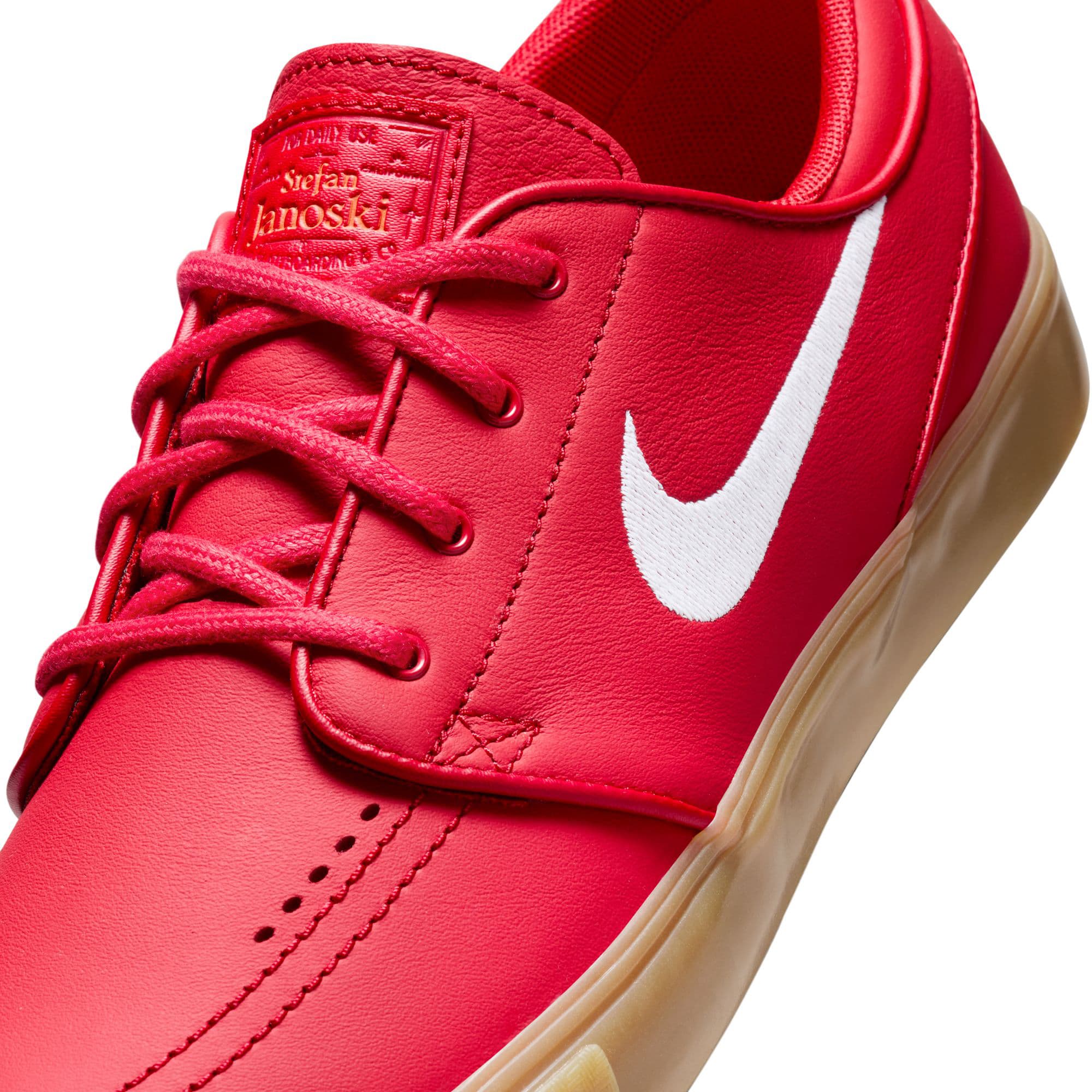 https://admin.plaze-shop.de/wp-content/uploads/2024/05/NikeSB_JanoskiOGISO_universityred_plaze_skateshop_4.jpg