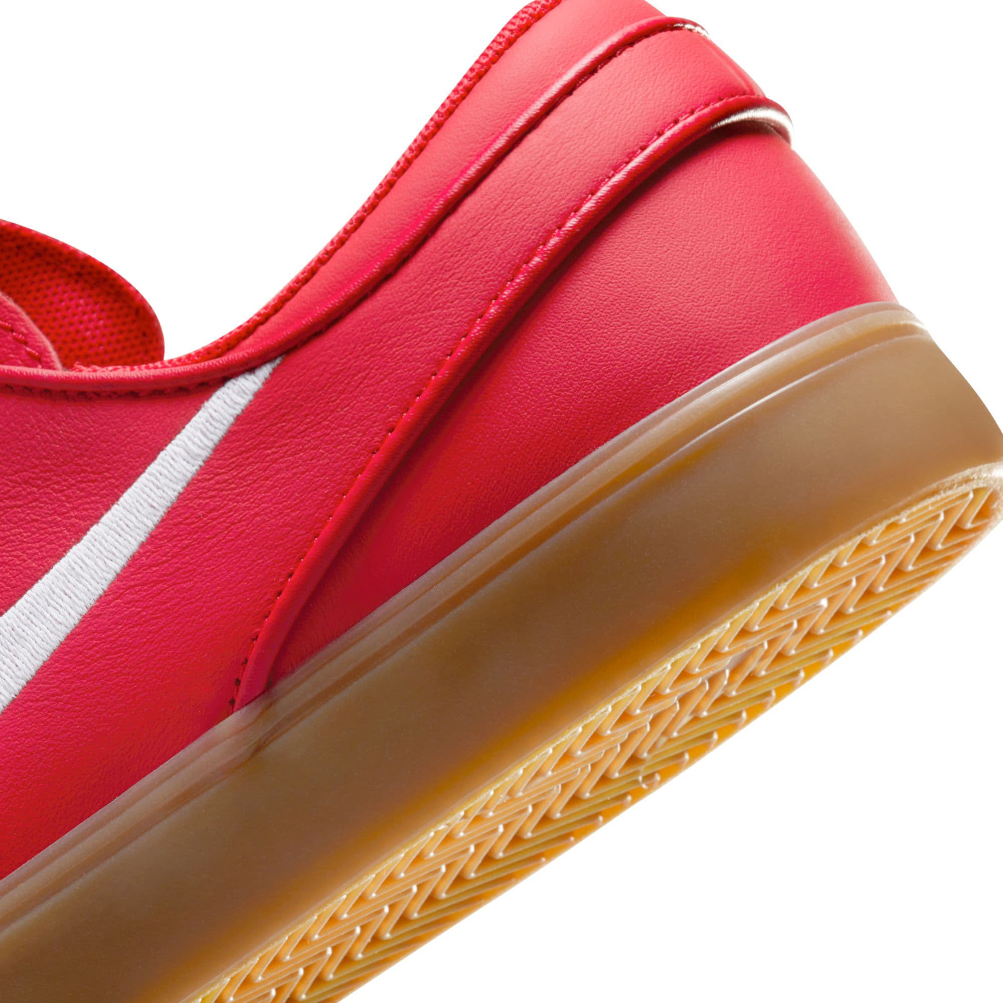 https://admin.plaze-shop.de/wp-content/uploads/2024/05/NikeSB_JanoskiOGISO_universityred_plaze_skateshop_5.jpg