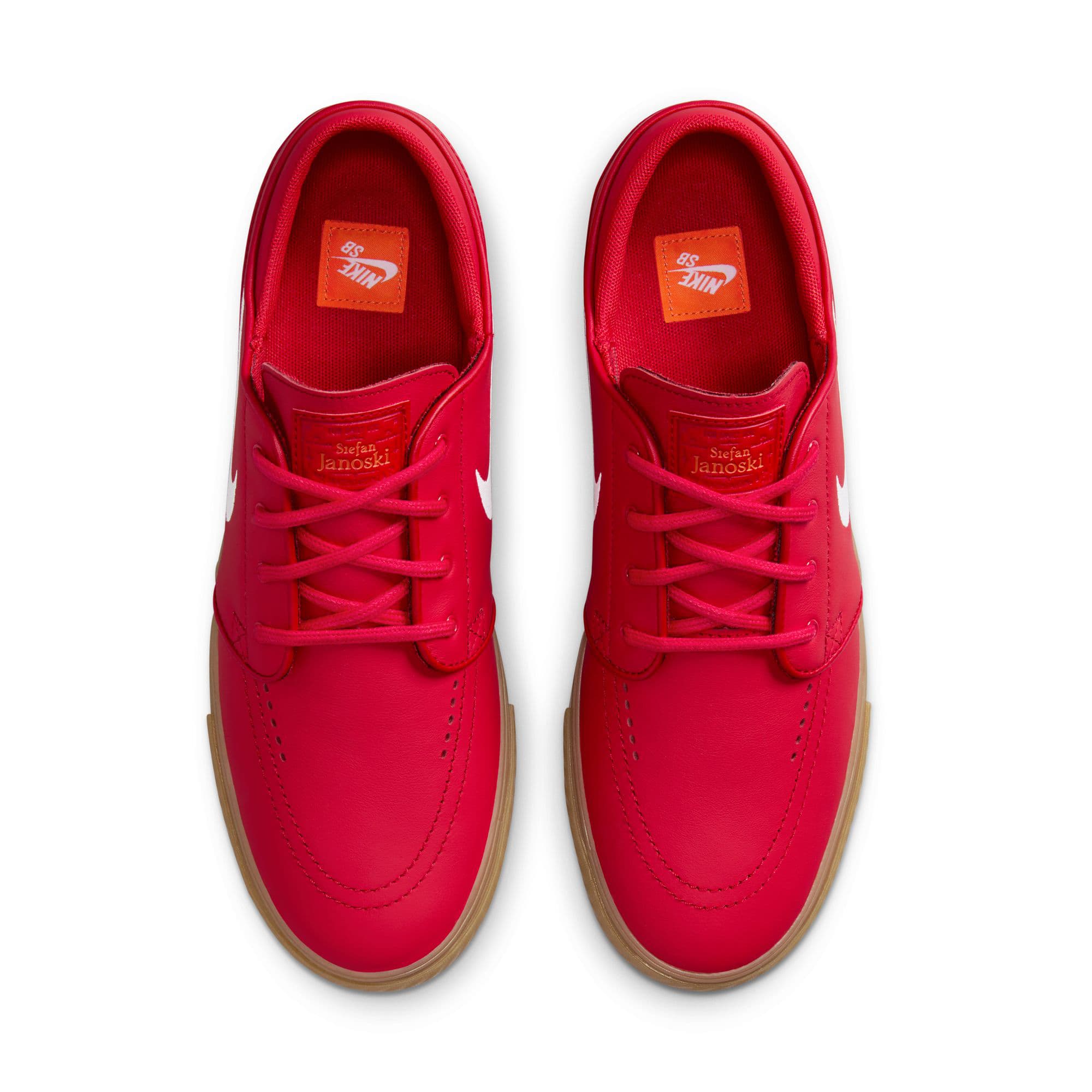 https://admin.plaze-shop.de/wp-content/uploads/2024/05/NikeSB_JanoskiOGISO_universityred_plaze_skateshop_6.jpg