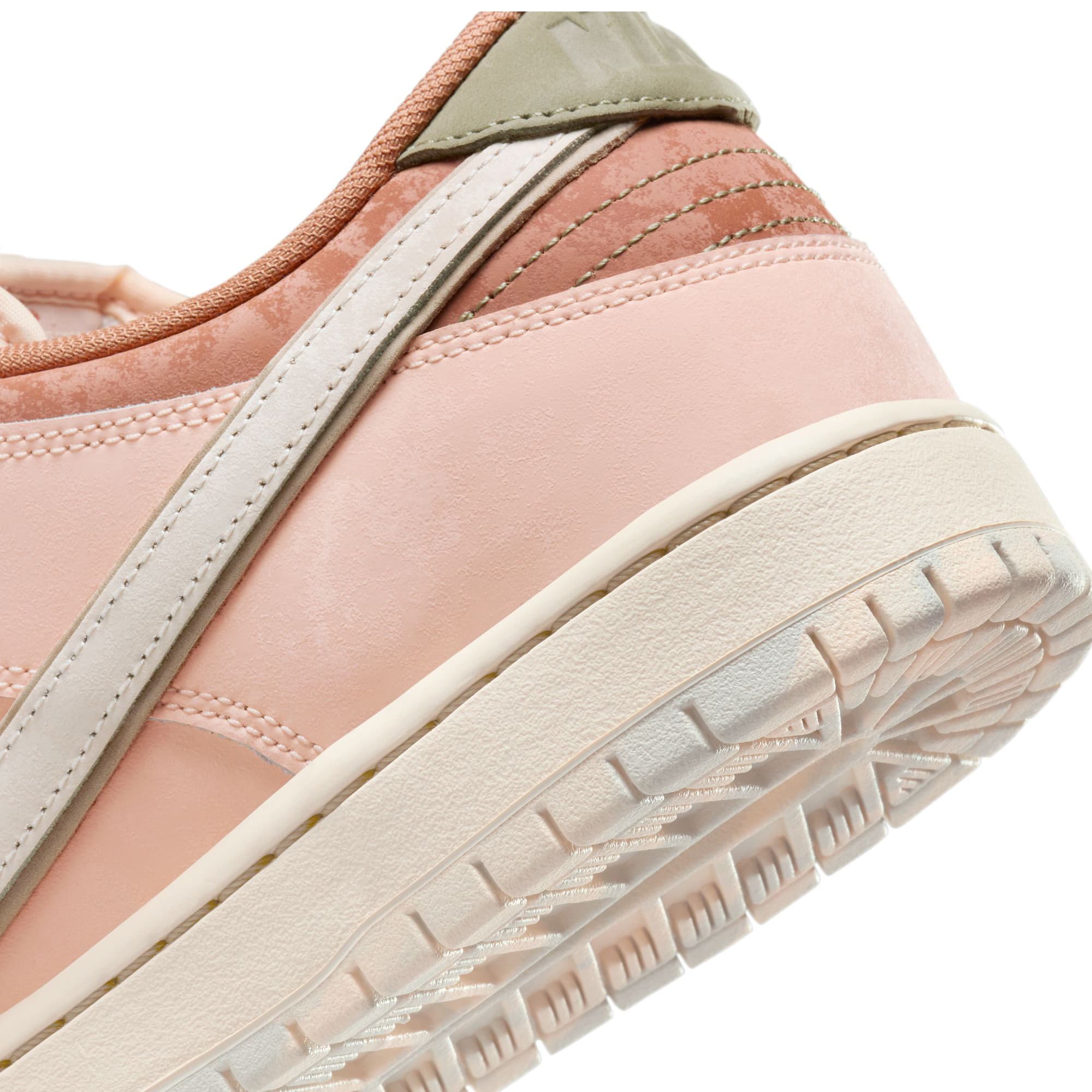 https://admin.plaze-shop.de/wp-content/uploads/2024/07/FV5926-200_NikeSB_Dunk-Low-PRM_amber-brown-guava-ice_plazeskateshop_9.jpg