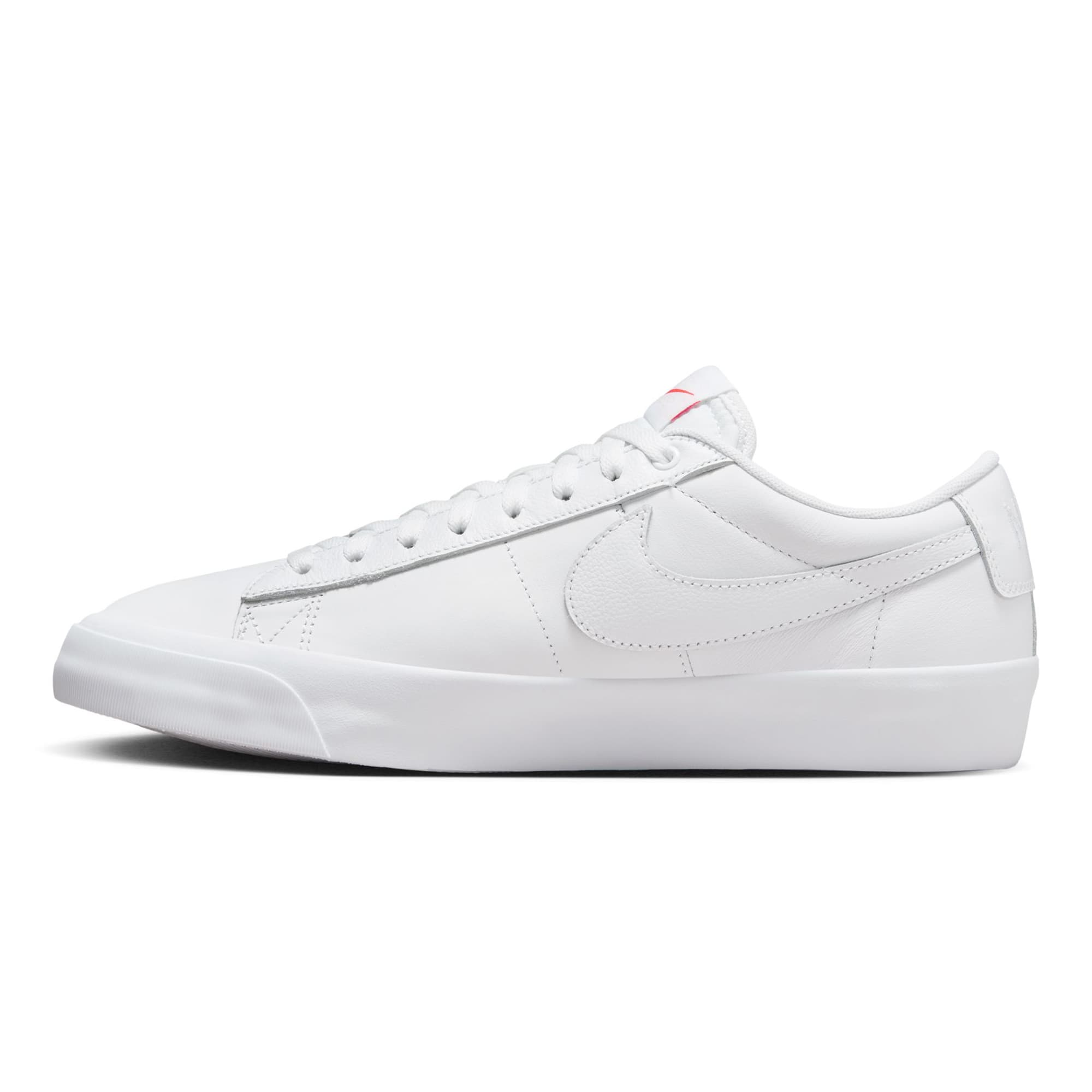 https://admin.plaze-shop.de/wp-content/uploads/2024/09/DR9099101_NikeSB_BlazerLowProGT_whitewhite_plazeskateshop_3.jpg