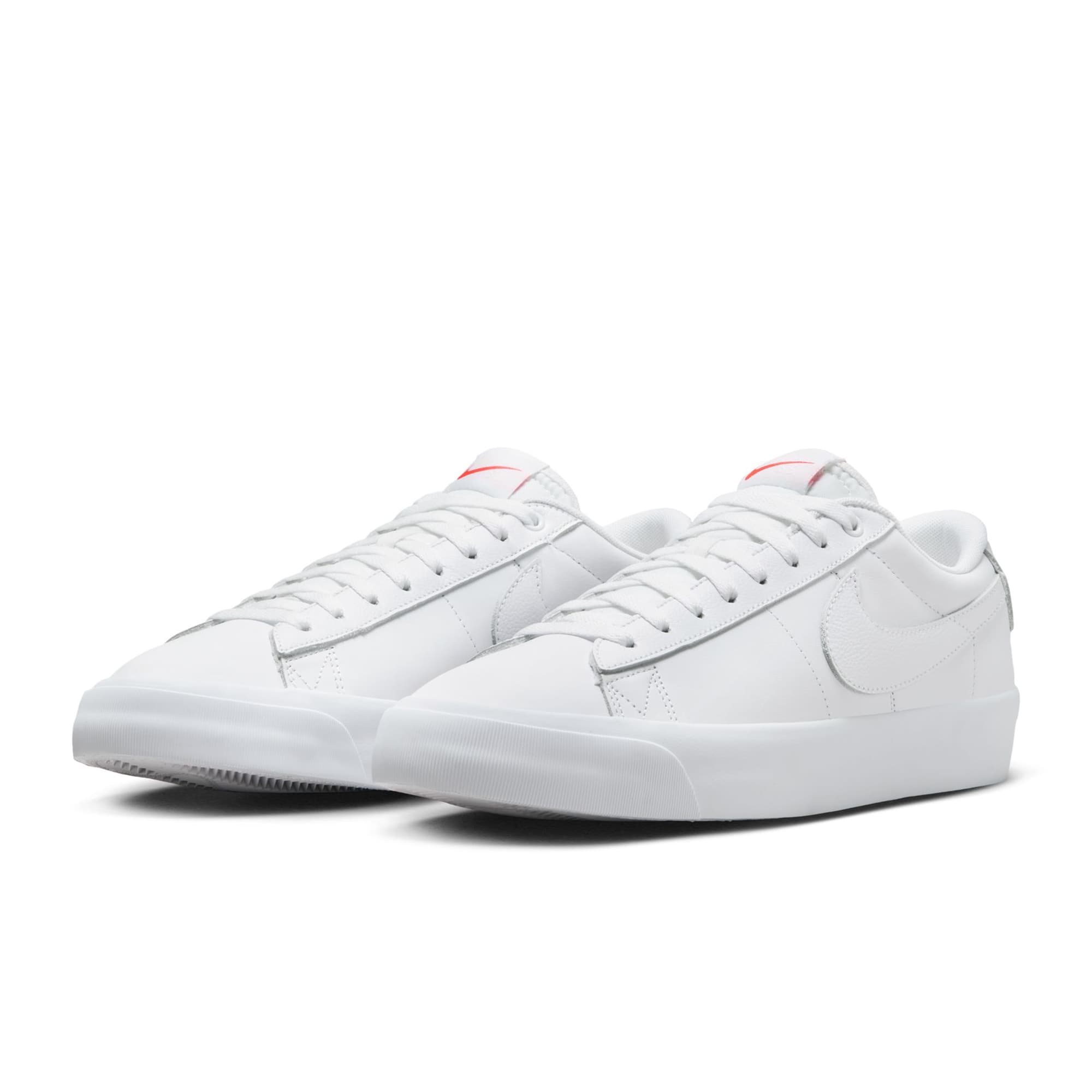 https://admin.plaze-shop.de/wp-content/uploads/2024/09/DR9099101_NikeSB_BlazerLowProGT_whitewhite_plazeskateshop_4.jpg