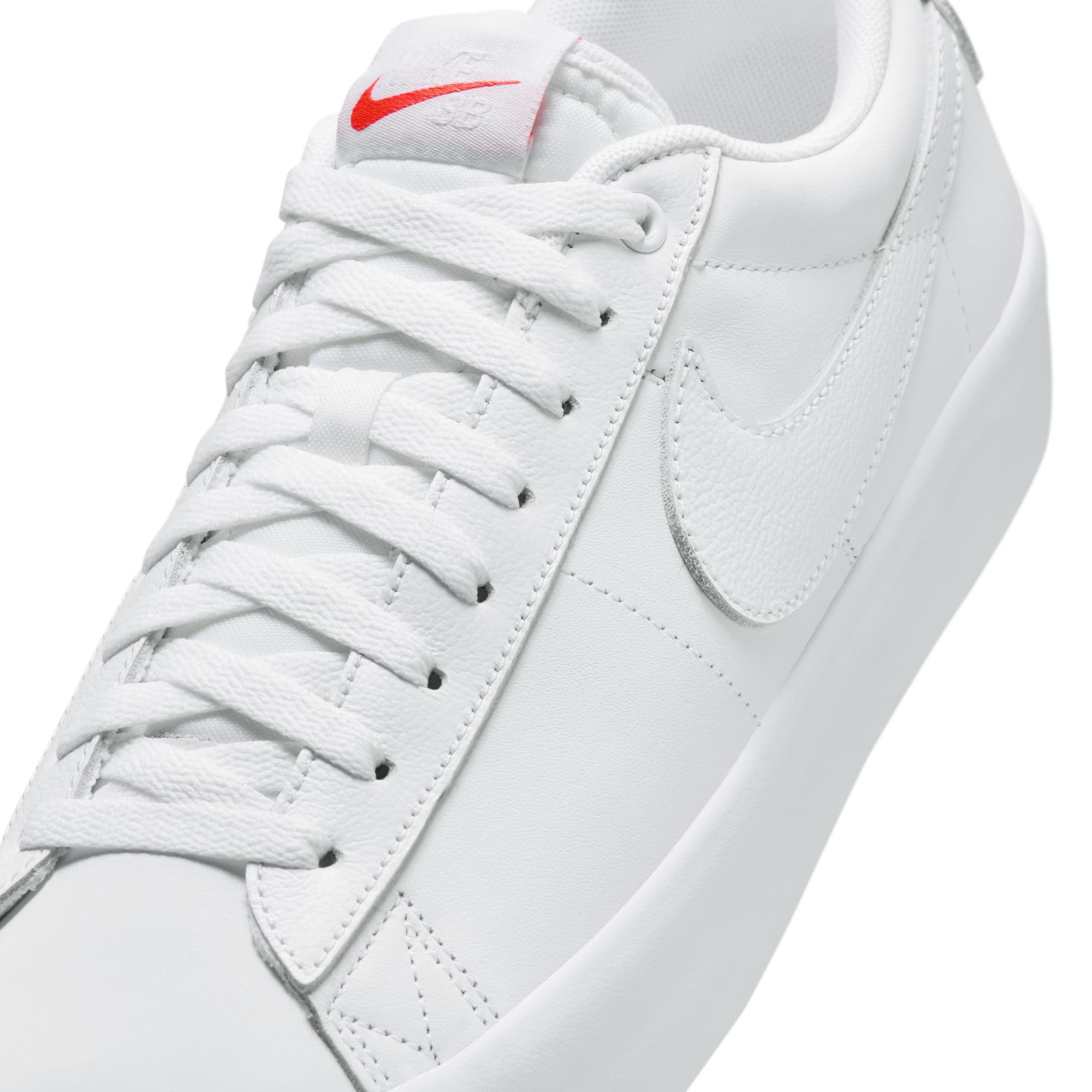 https://admin.plaze-shop.de/wp-content/uploads/2024/09/DR9099101_NikeSB_BlazerLowProGT_whitewhite_plazeskateshop_7.jpg