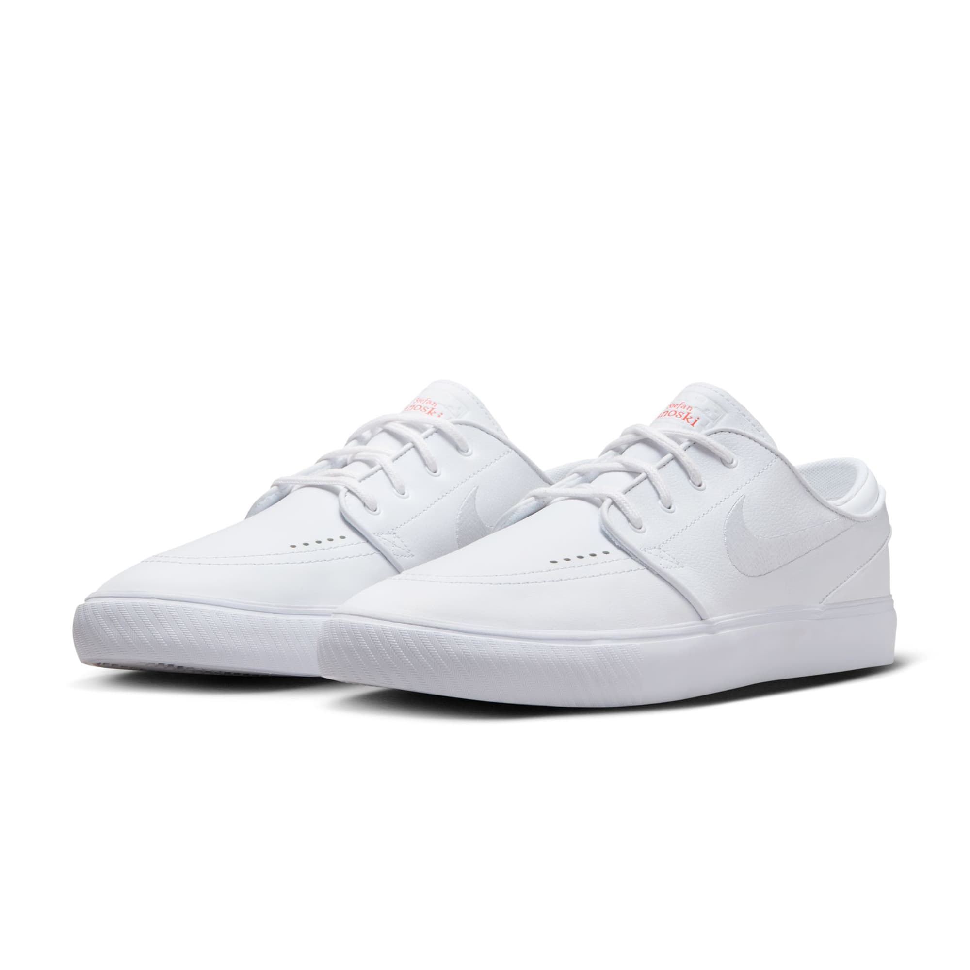 https://admin.plaze-shop.de/wp-content/uploads/2024/09/FQ7621-100_NikeSB_JanoskiOGISO_plaze-skateshop_3.jpg