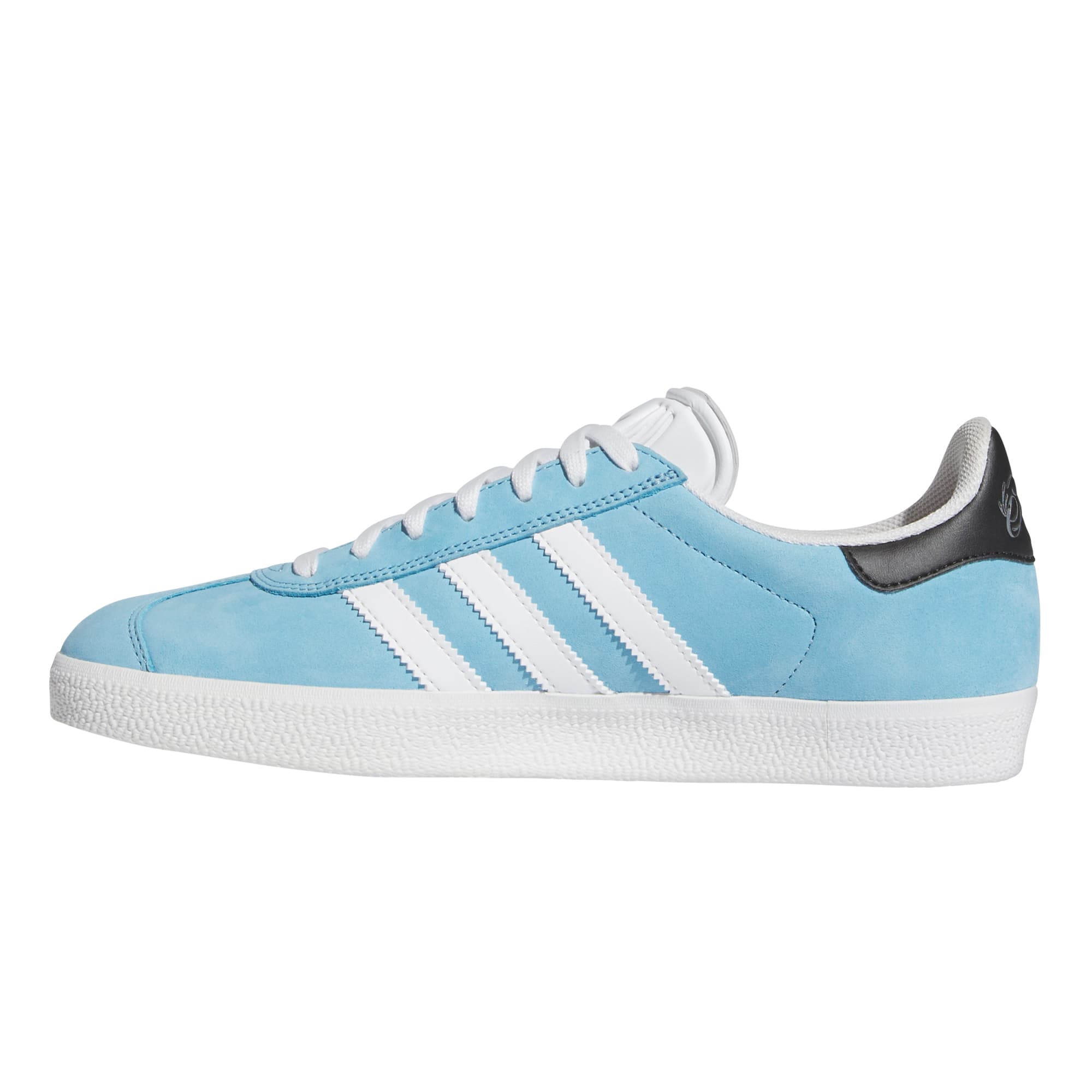 https://admin.plaze-shop.de/wp-content/uploads/2024/09/IH0522_AdidasSkateboarding_Gazelle_Mnufc_Familia_lightblue-white_plazeskateshop_3.jpg