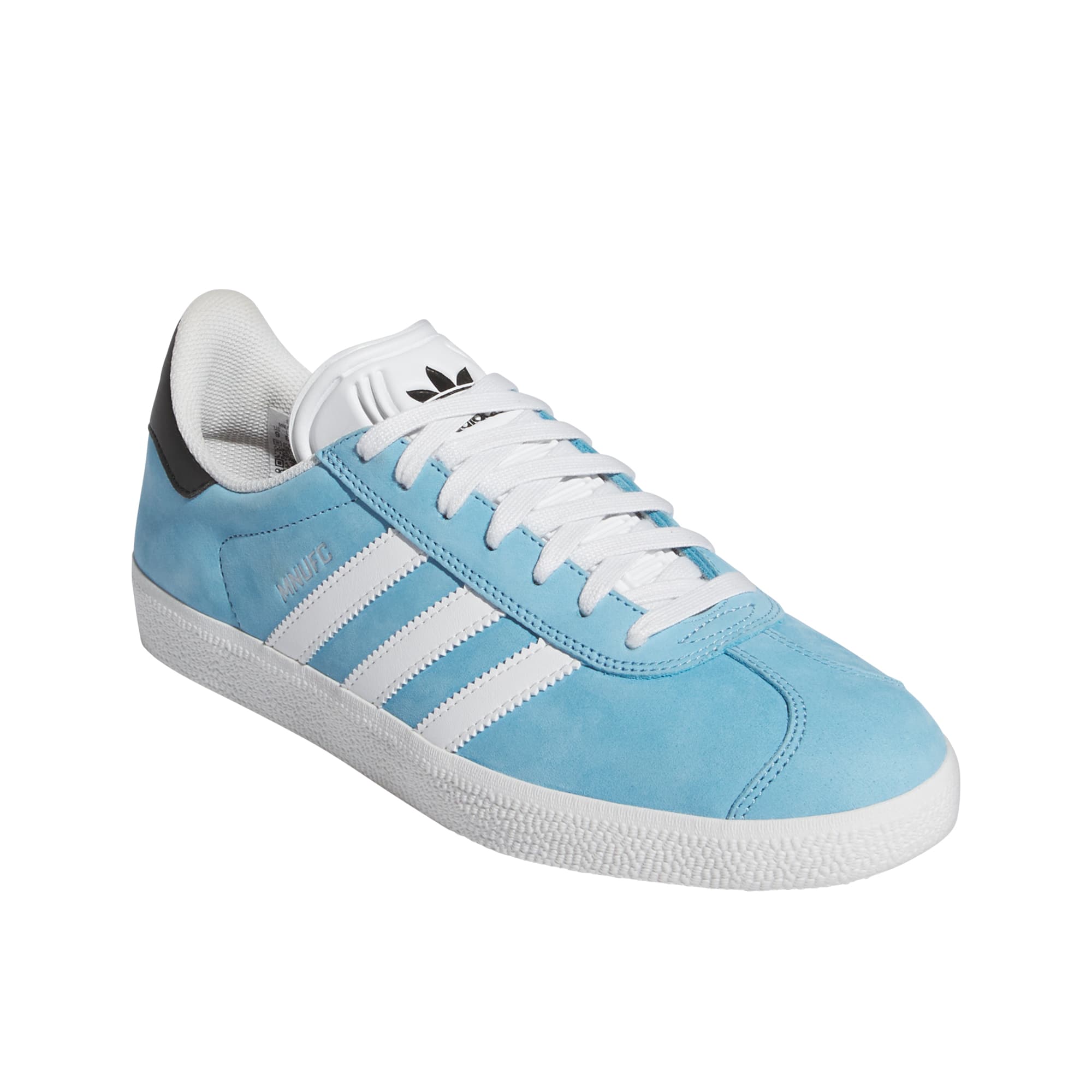 https://admin.plaze-shop.de/wp-content/uploads/2024/09/IH0522_AdidasSkateboarding_Gazelle_Mnufc_Familia_lightblue-white_plazeskateshop_4.jpg